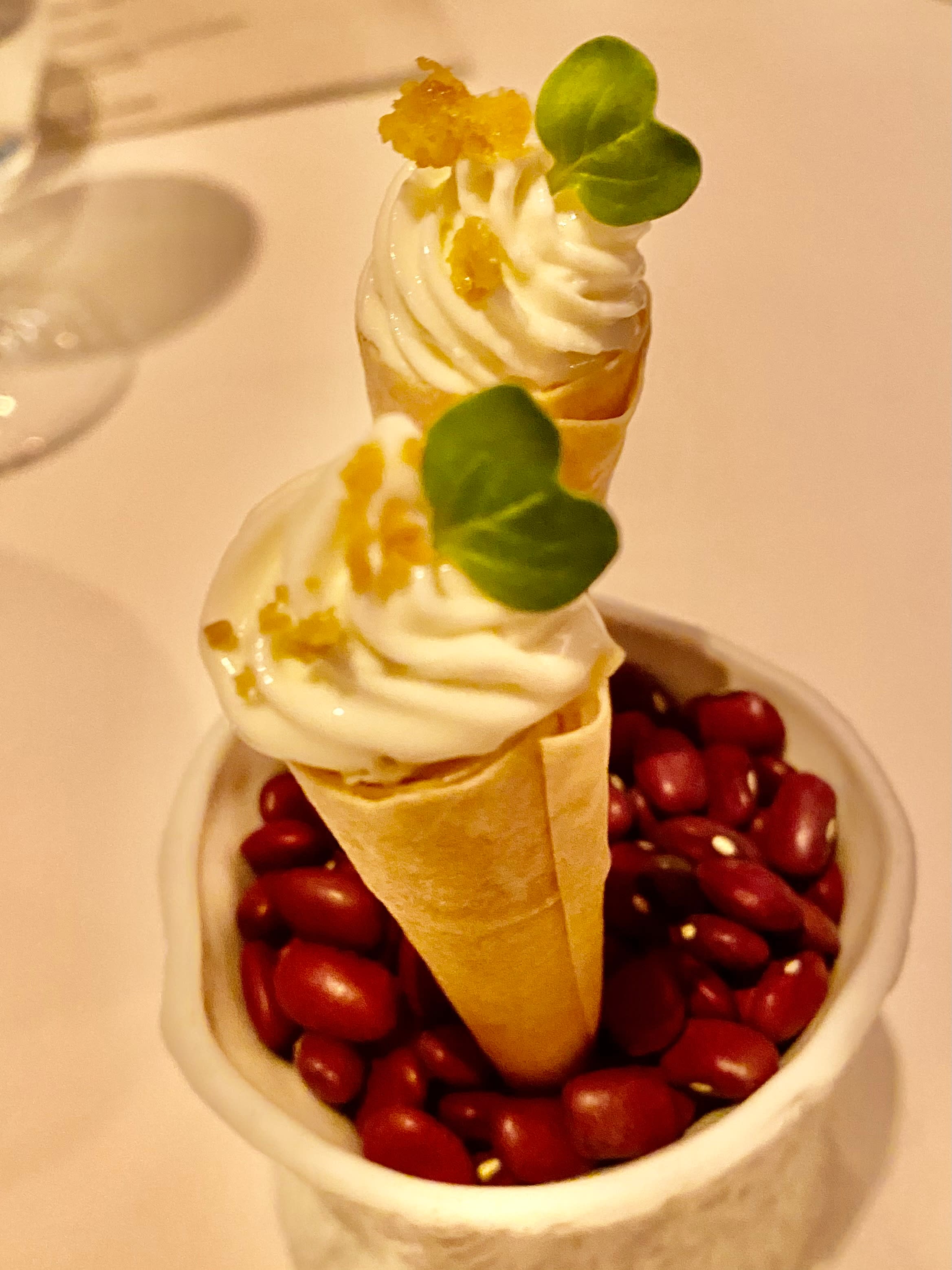 Jordskokkiskrem med karamellisert gjær og biter av ristet kyllingskinn. 