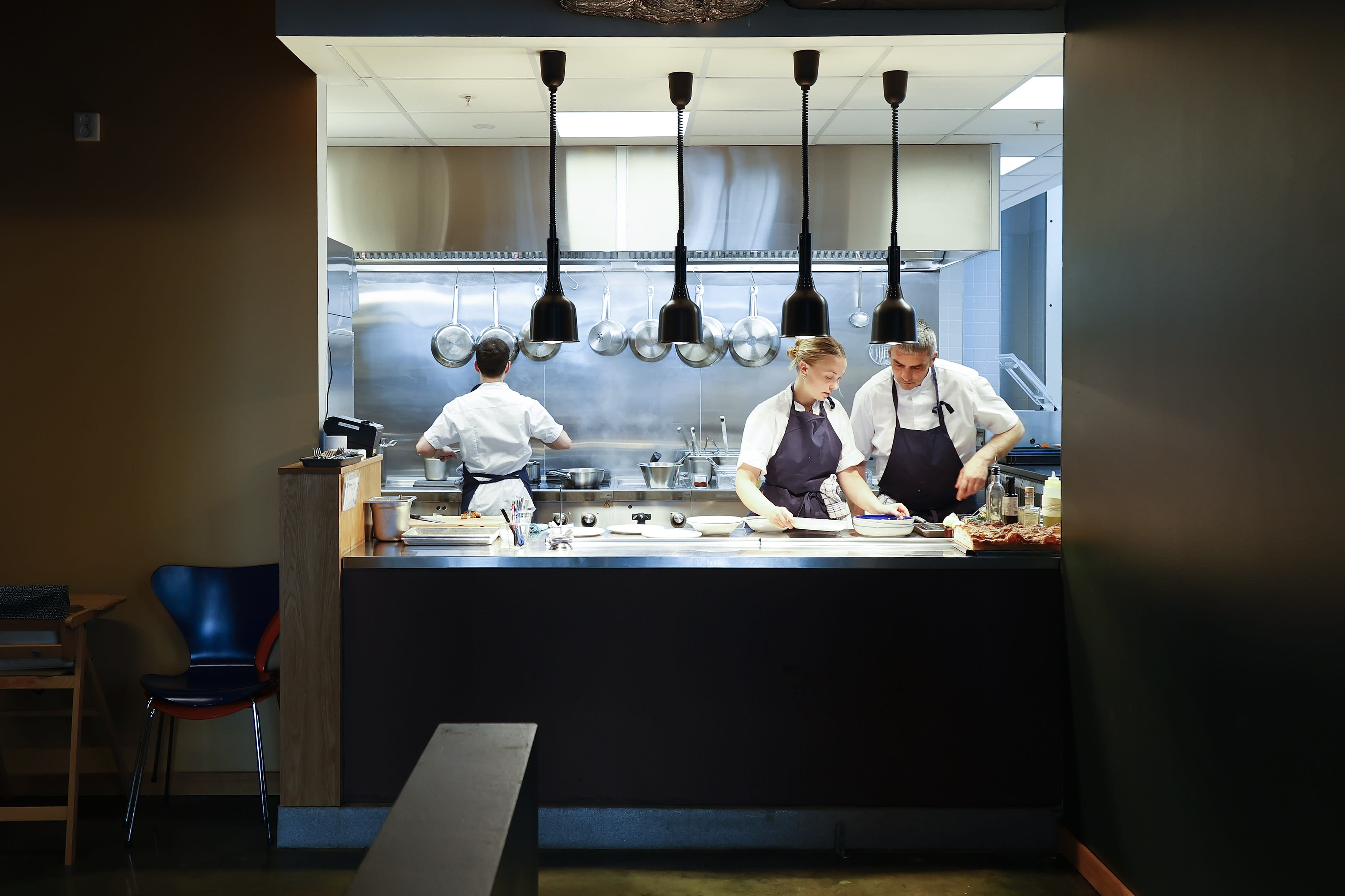 Åpent kjøkken i den ene enden av lokalet. 