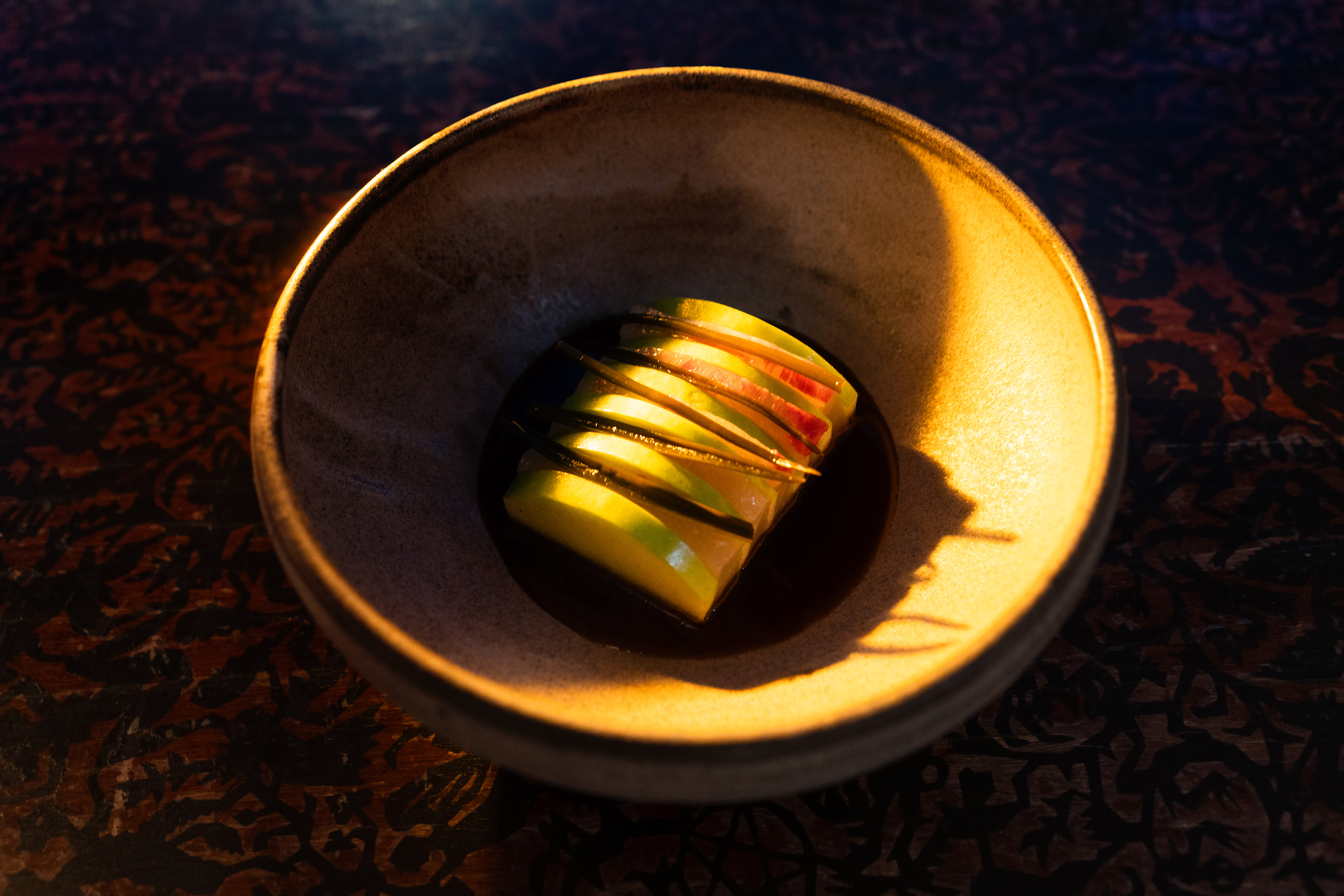 Retten med hamachi ble etter anmelderens besøk erstattet med eple. 