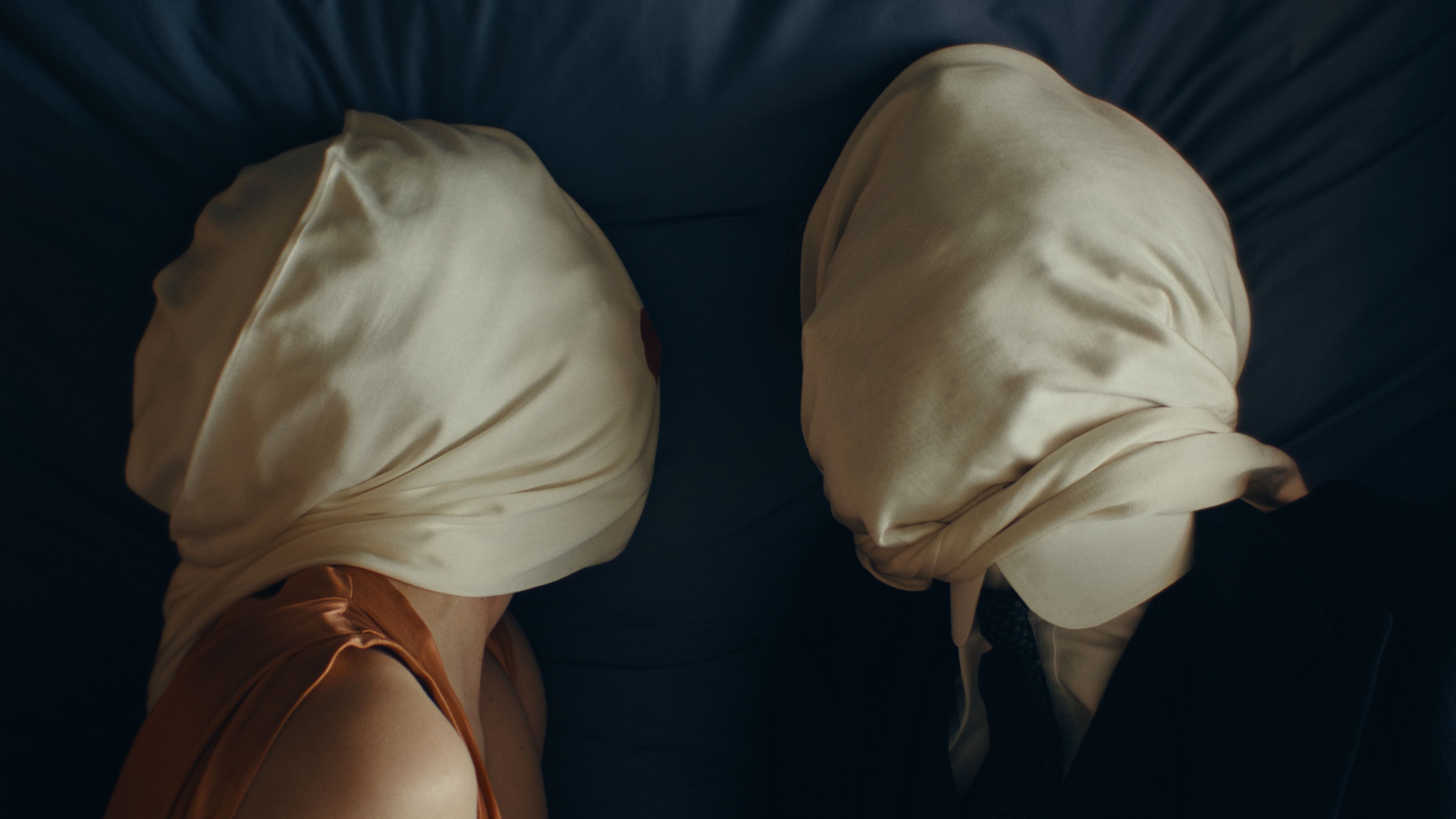 Åstedet er inspirert av René Magrittes maleri «Les Amants». 