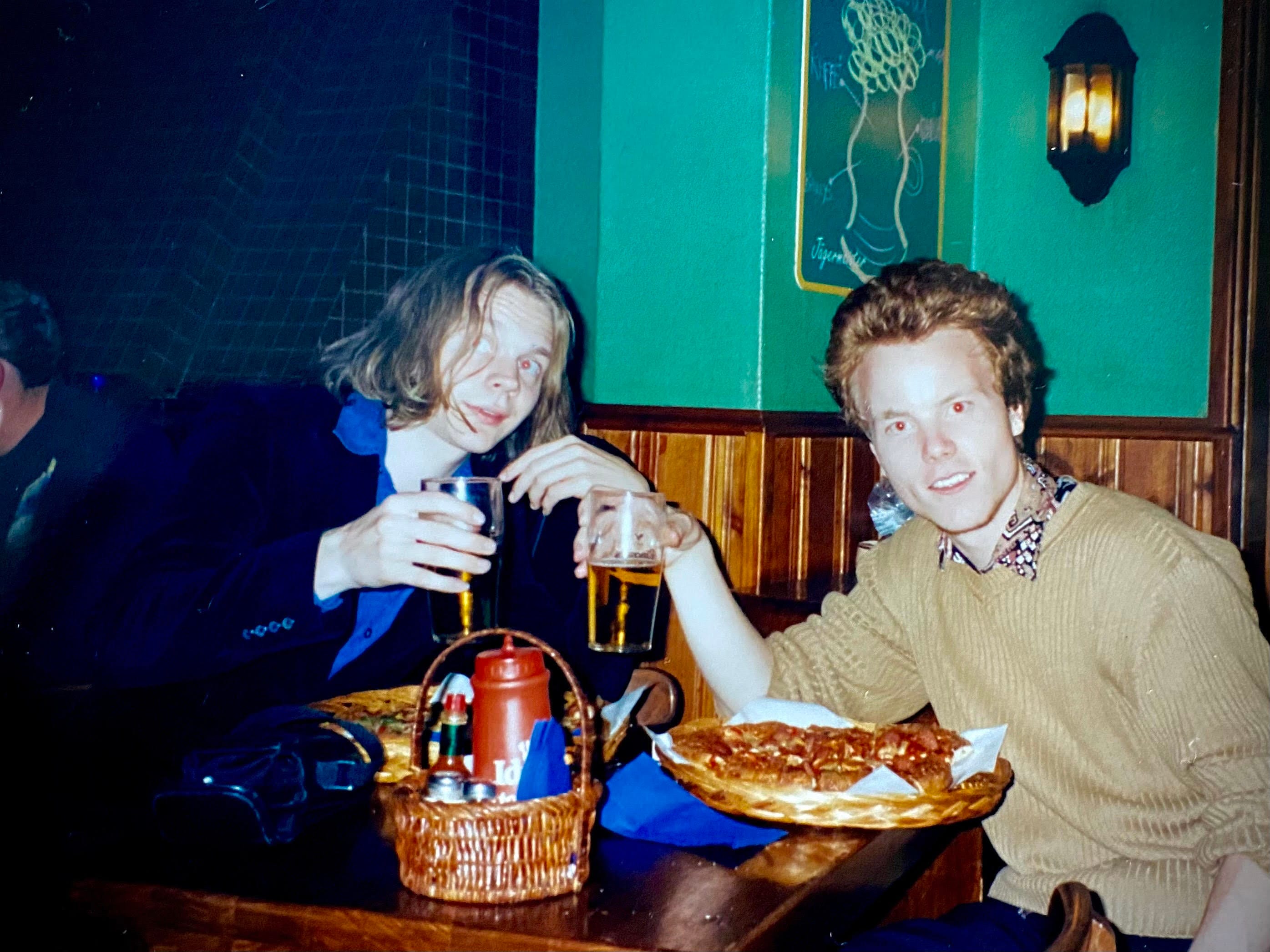 1999: Rønning til venstre og Bye til høyre trygt plassert på Café Sara.