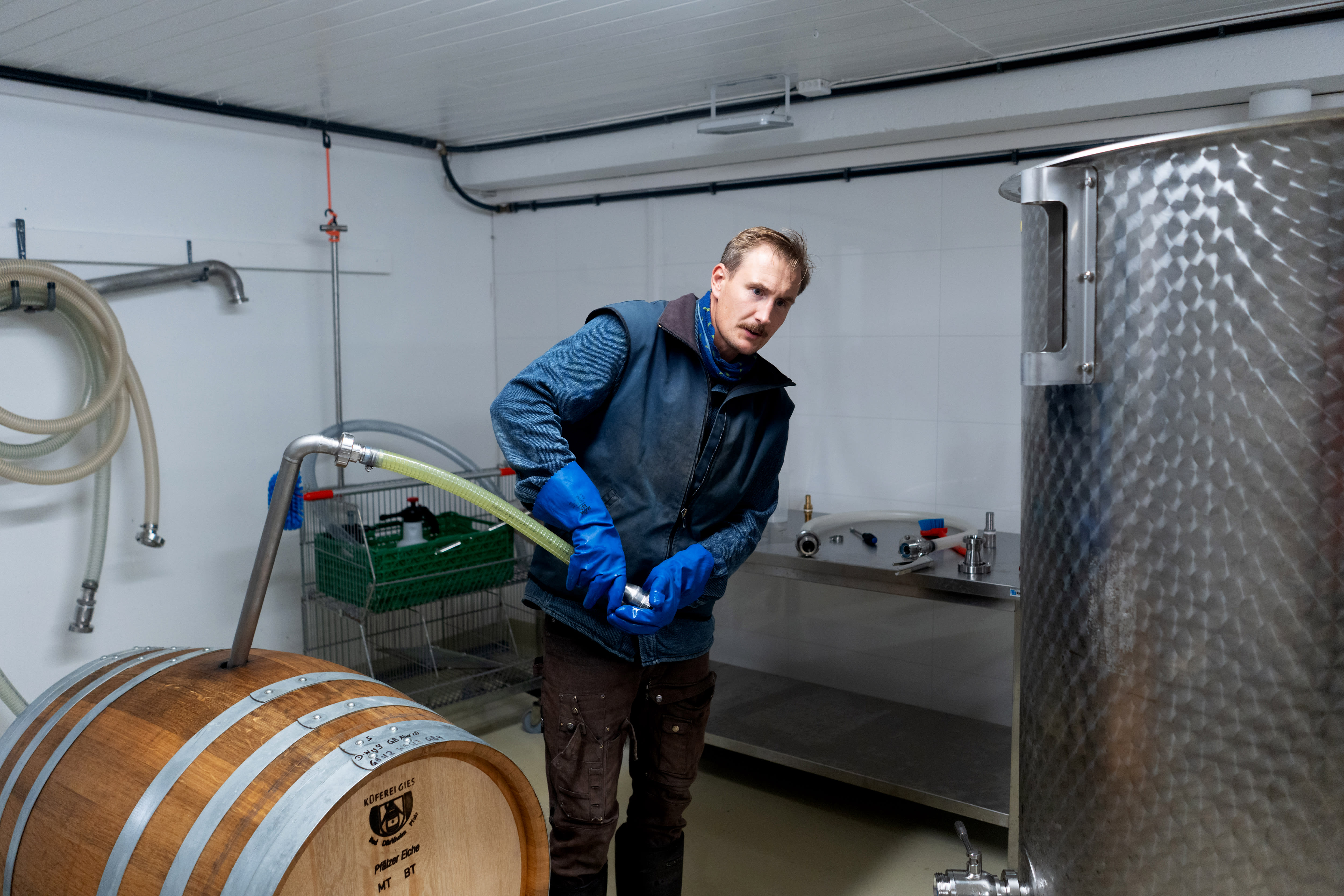 Vinmaker og ønolog Eirik Lund Andersen sørger for at alt går riktig for seg på Grubbestad Gård.