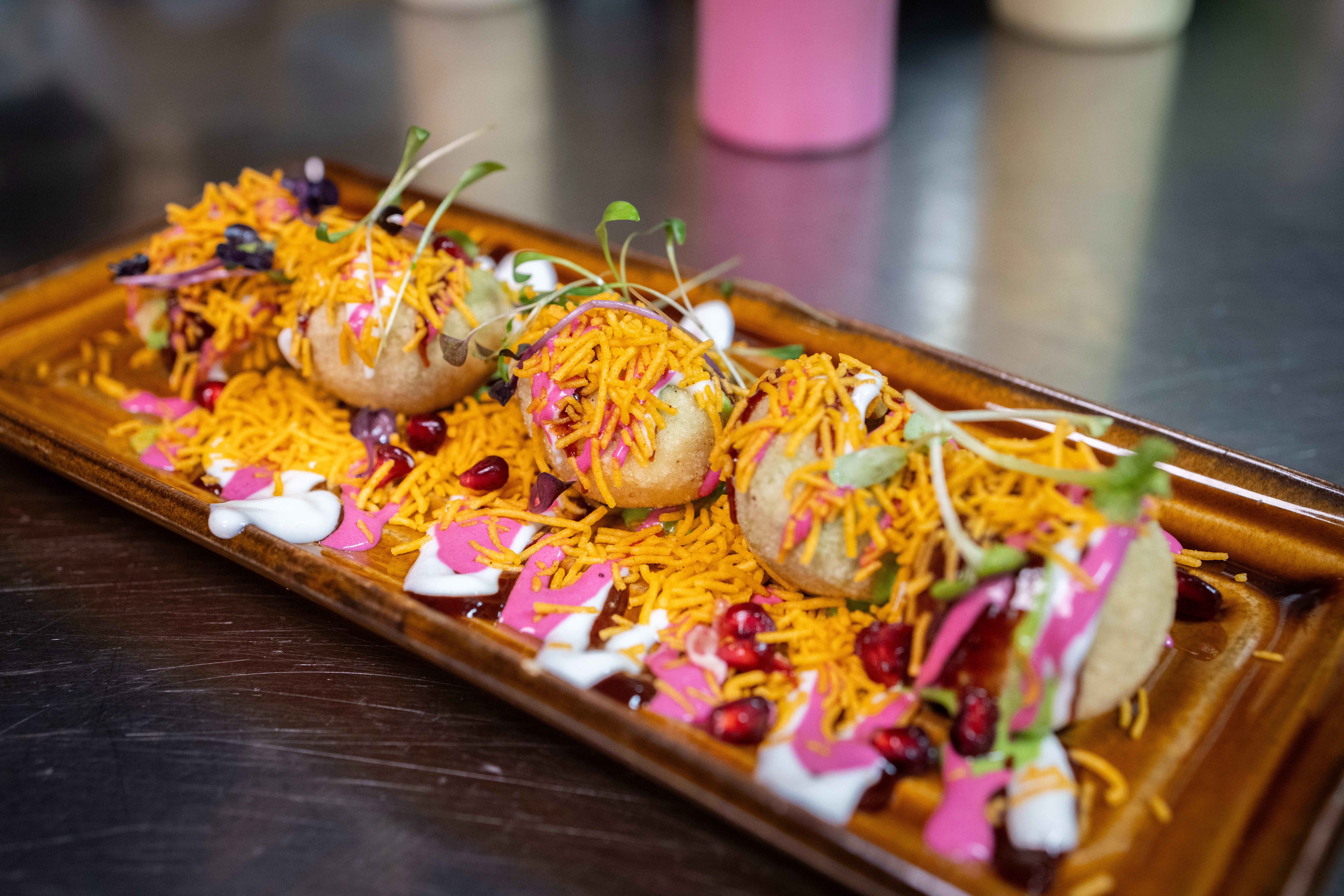 Dahi puri er små friterte boller fylt med sauser og krydder. Sprøtt og supersmakfullt.