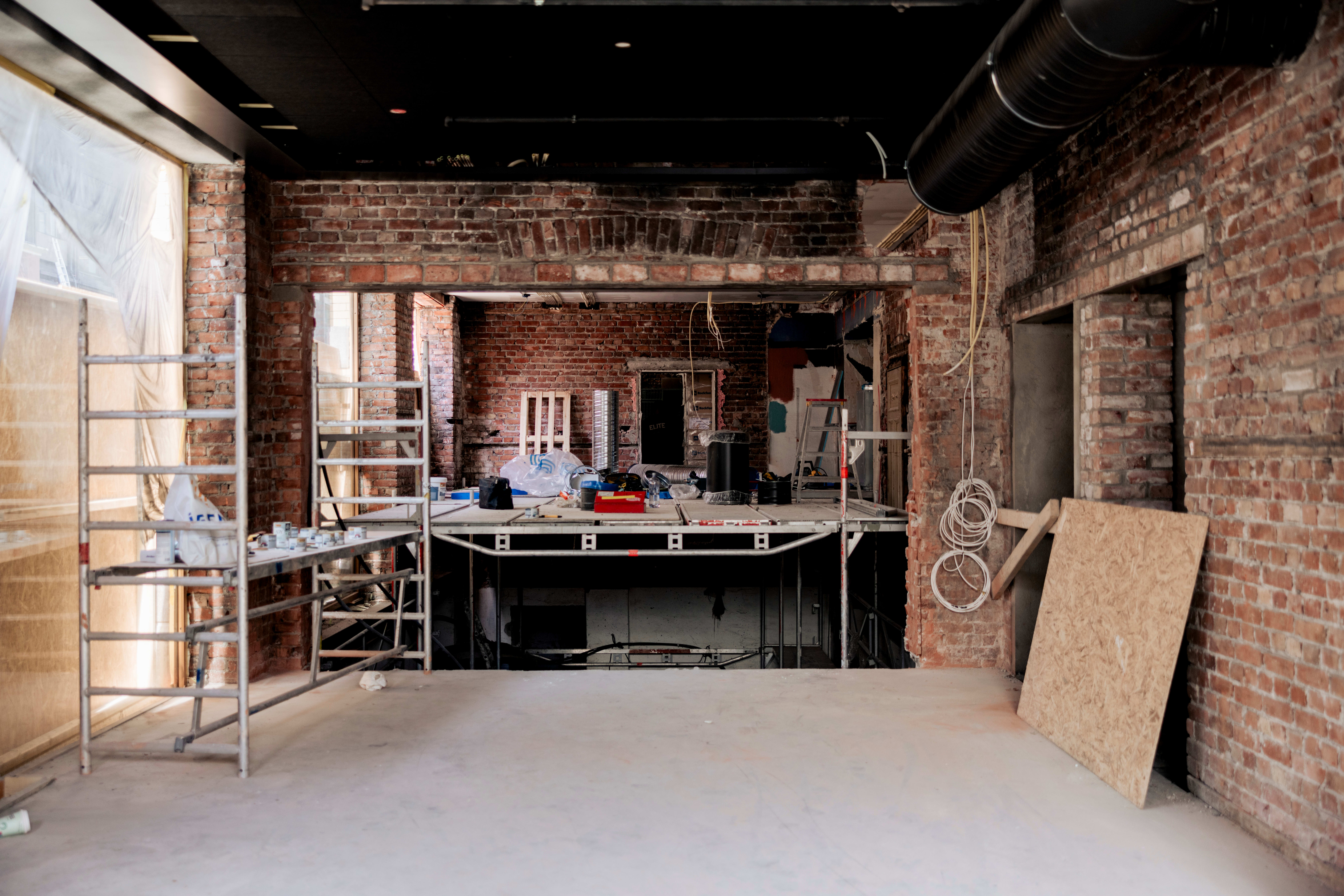 I enden av lokalene til Casablanca skimtes det åpne rommet. På gulvet under stillaset, flere meter ned, blir det dansegulv.