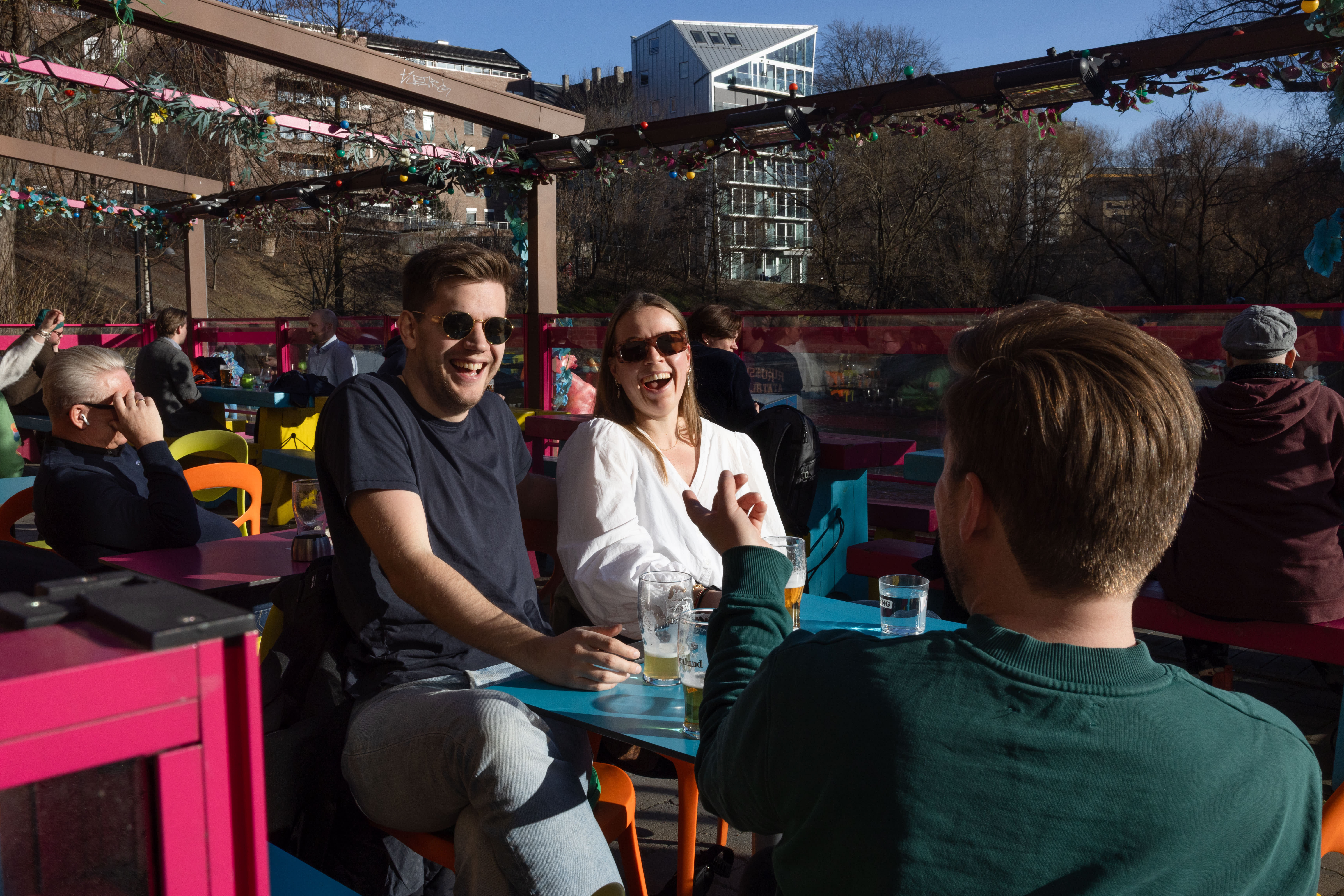 Fredrik Lie forteller nok noen skrønerhistorier til Vilde Aas og Lars Lie, samtidig som de inntar en liten bjørneunge.