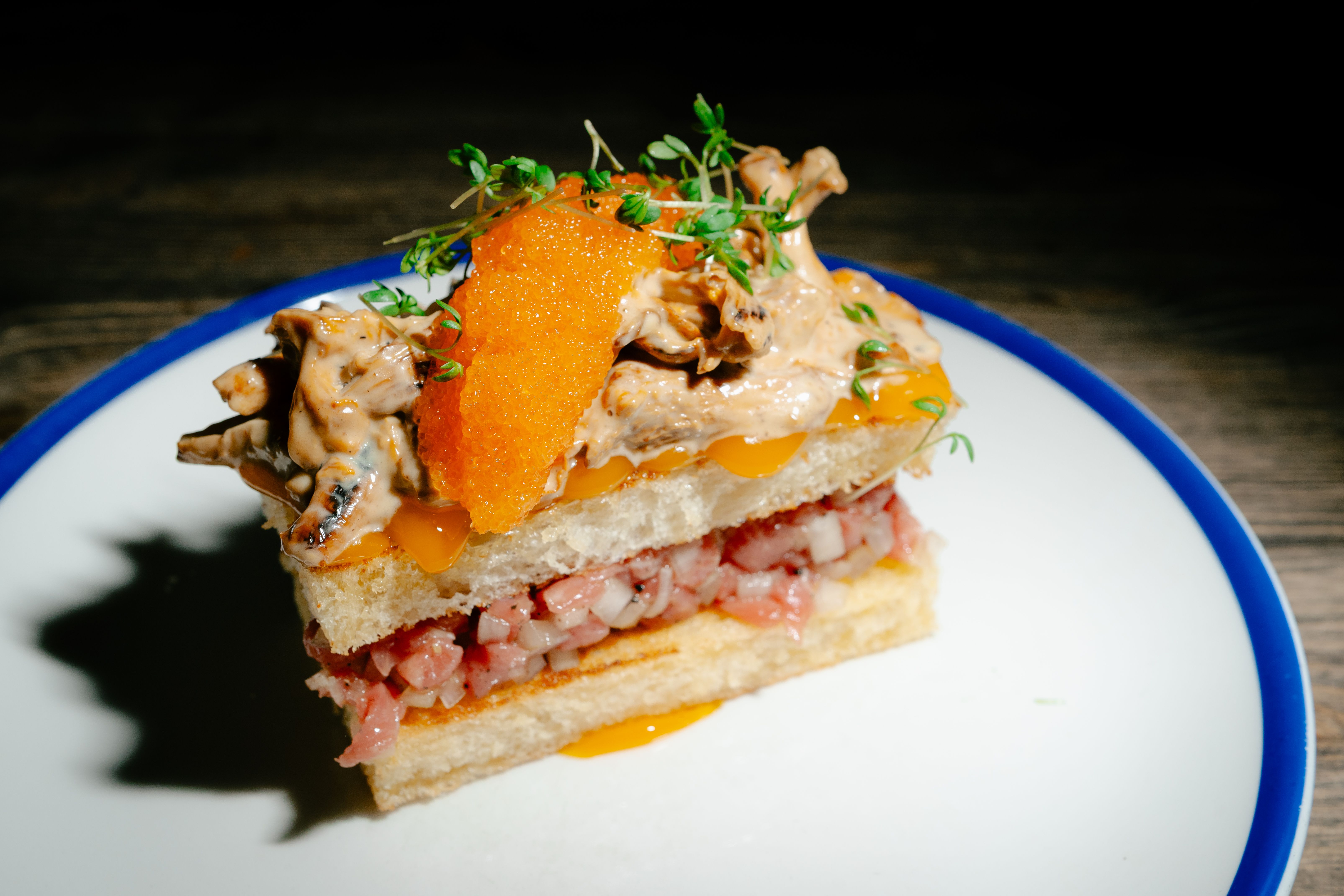 Dyrt og godt med tartar med sopp og løyrom. 