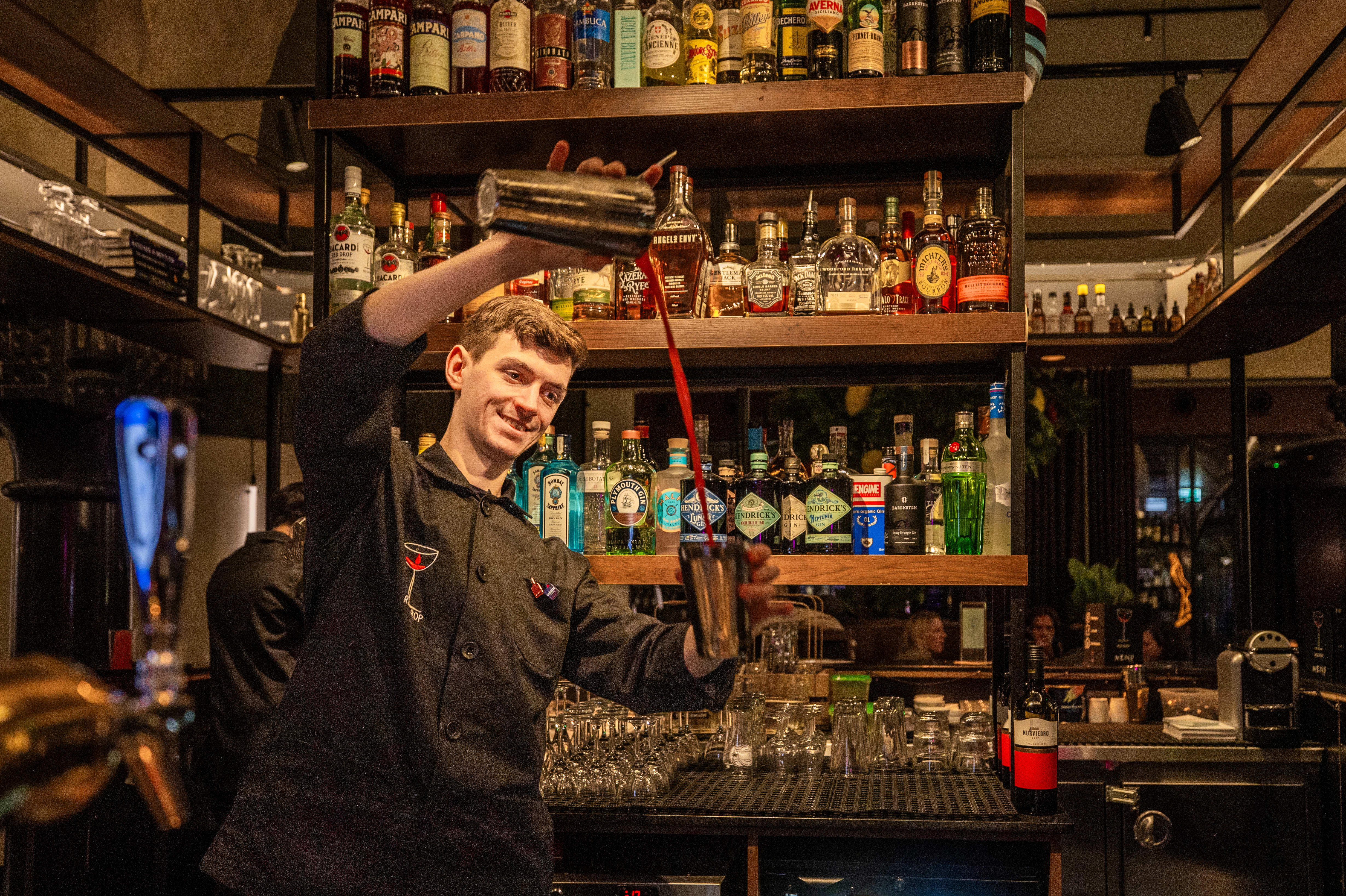 Bartenderne i Posthallen er klare for helgens bursdagsfest.