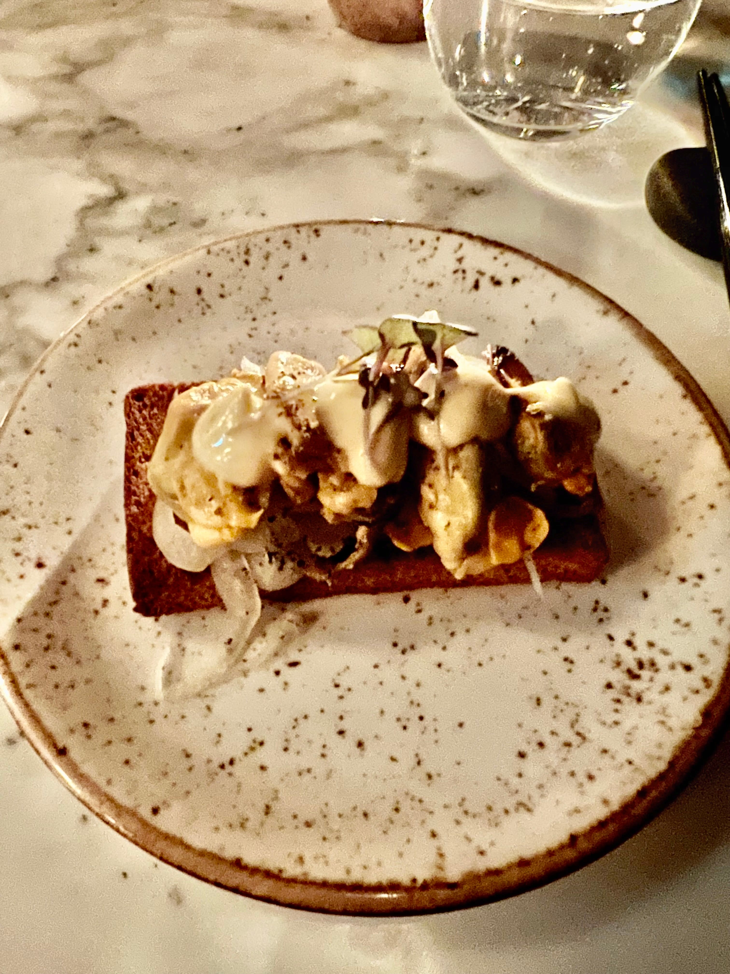 Smørstekt brød med blåskjell og fennikel. 