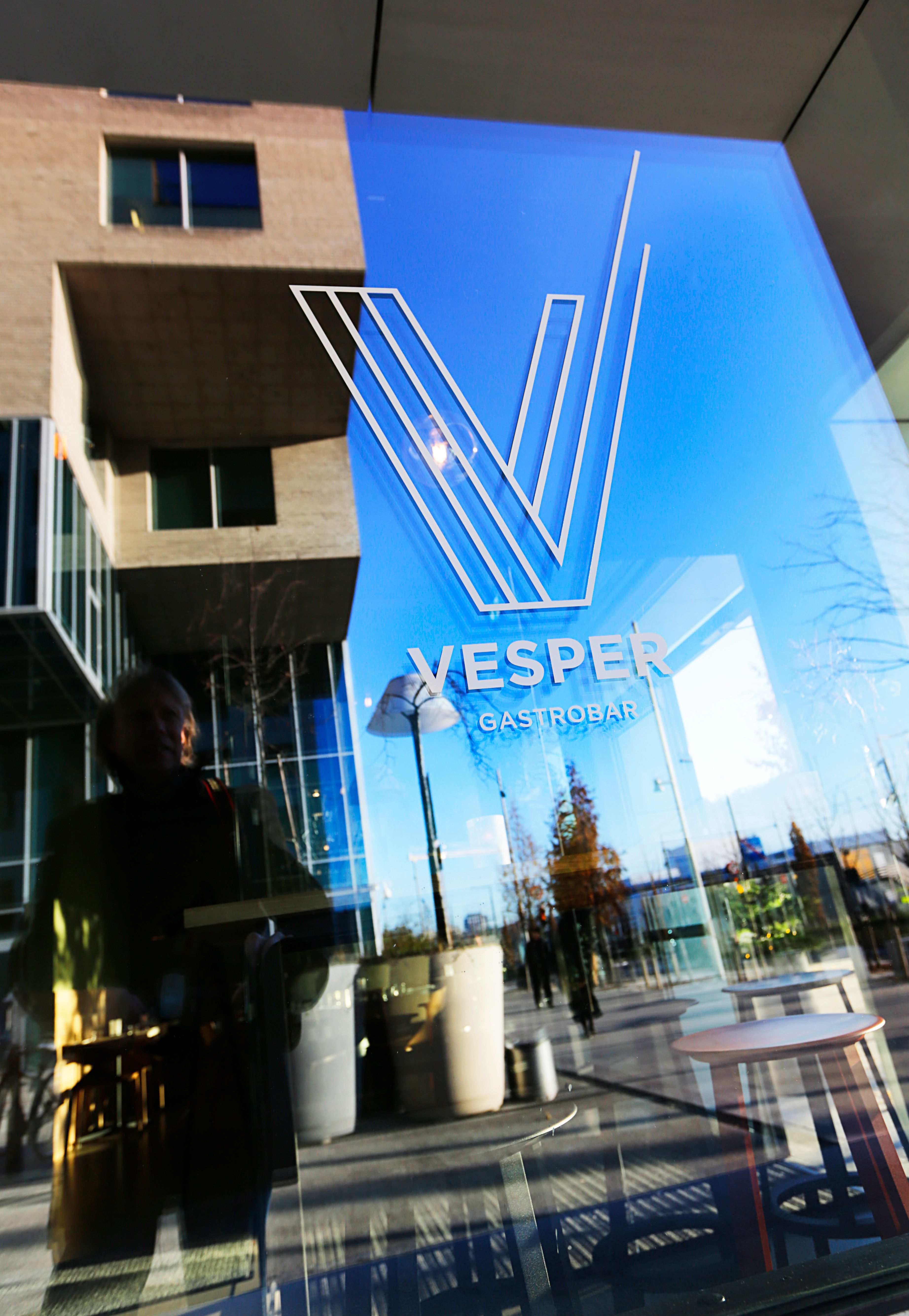 Vesper Bar har godt med plasser både inne og ute. 