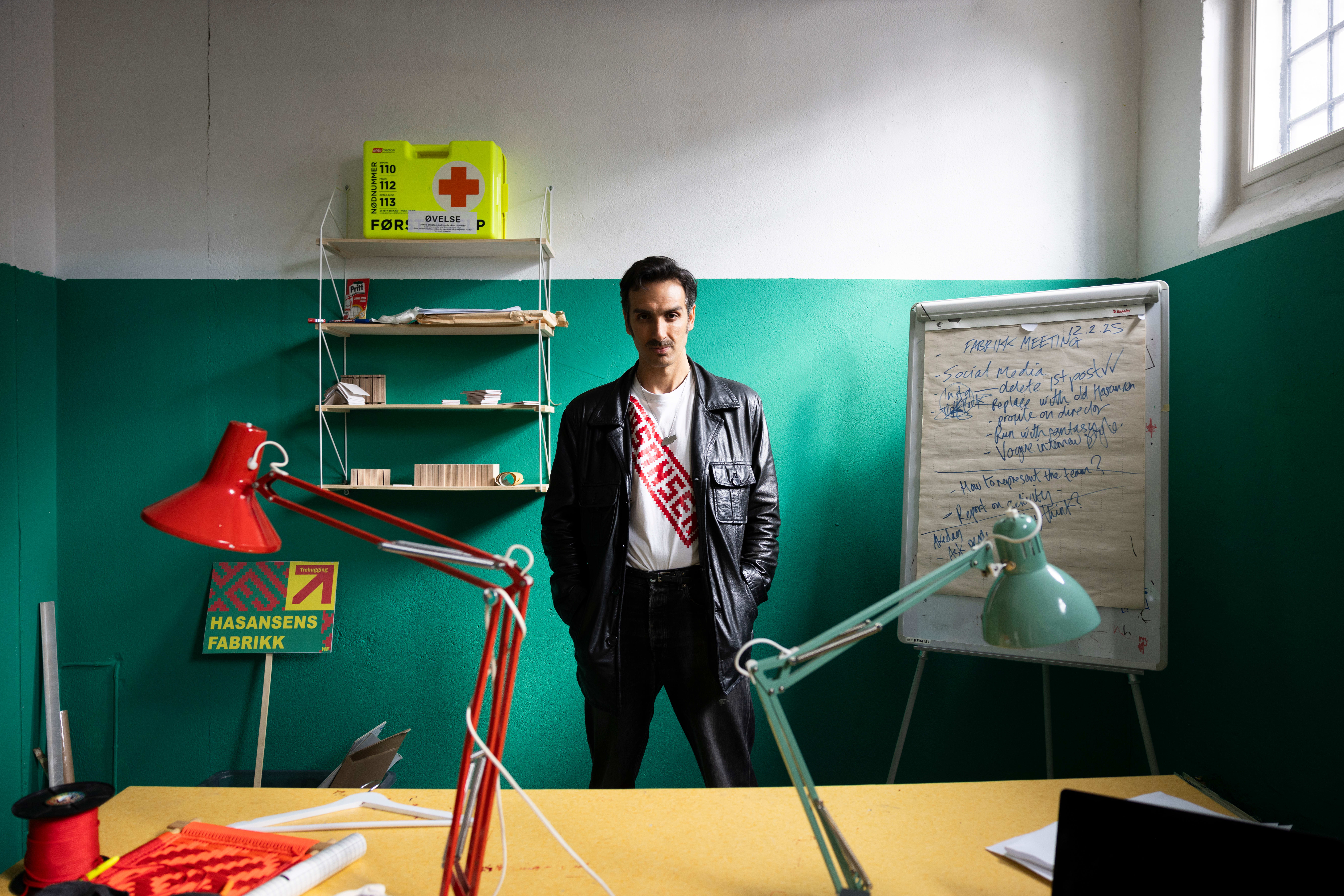 Han kaller seg «Hasansen» og elsker å tukle med det norske