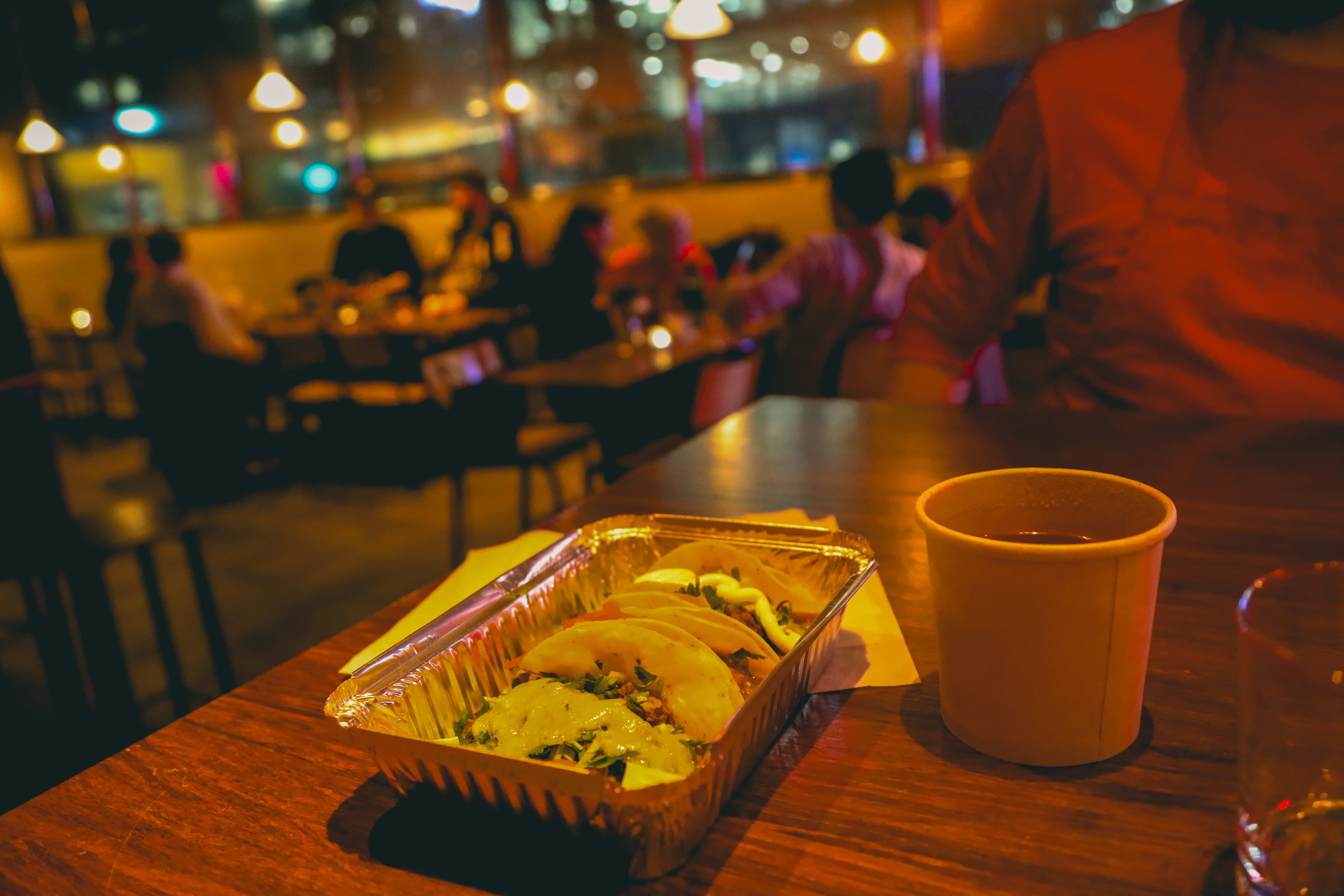 Den lille bua måker ut tacos til folket. De vant prisen for beste «Mat på farta» i 2023. 