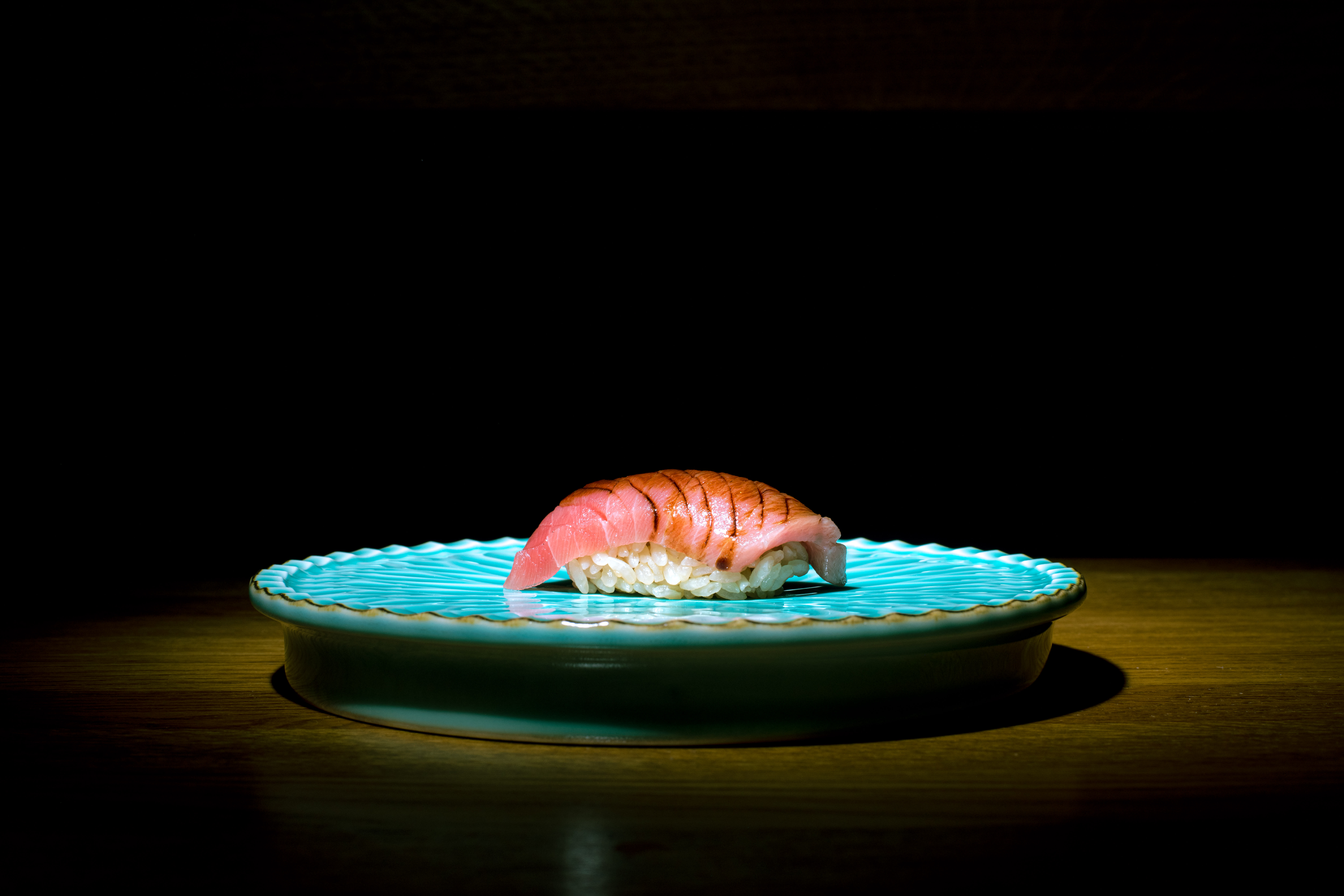 Tunfisknigiri. Dette smaker så fundamentalt annerledes (og bedre) enn take away-sushi at det nesten ikke burde hete det samme. 