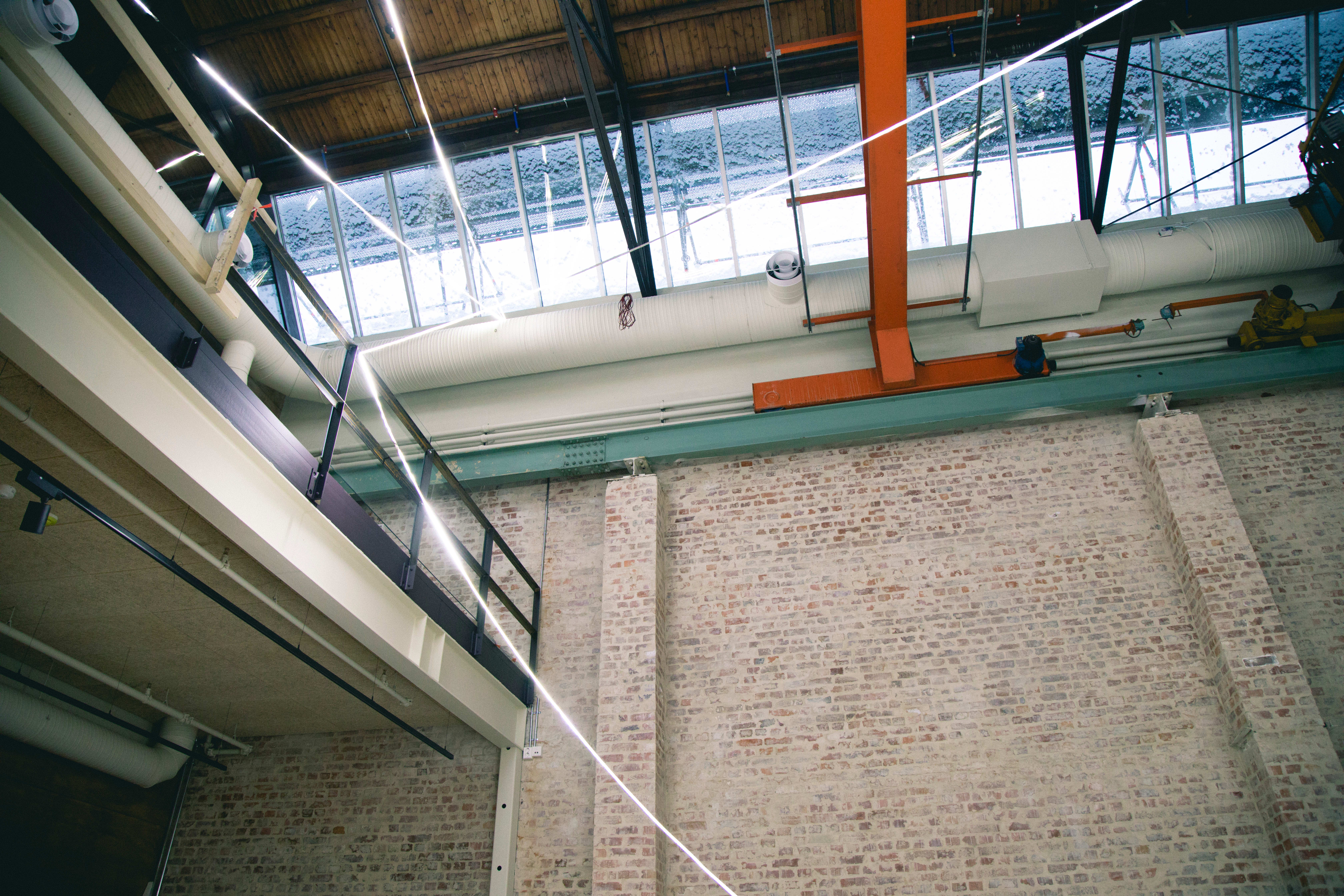 Forbi kafeen åpner det seg. Det originale taket og en gammel kran er noen av detaljene som er bevart.