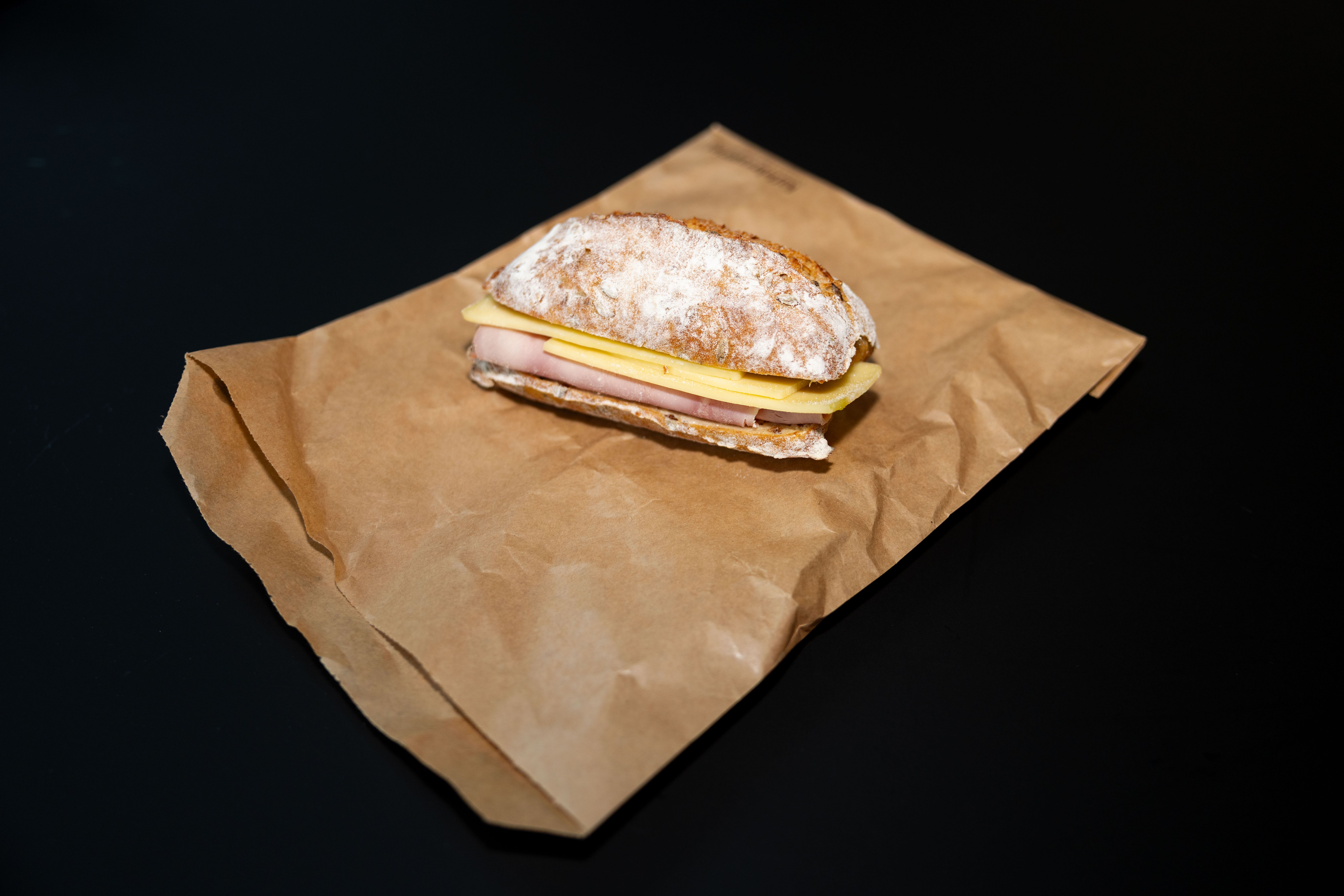 Brød med ost og skinke. Hvorfor klundre til noe så enkelt?