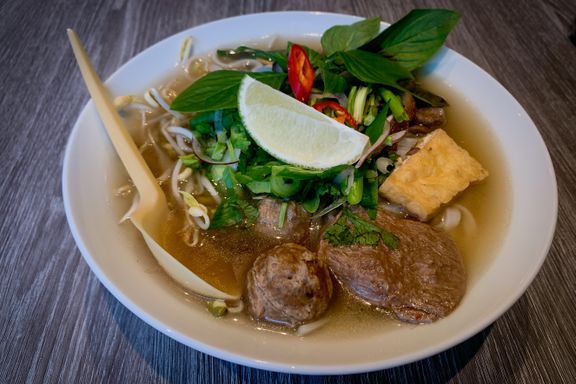 Pho, fåh, fah eller po? Her kan du spise deilig, vietnamesisk nudelsuppe.