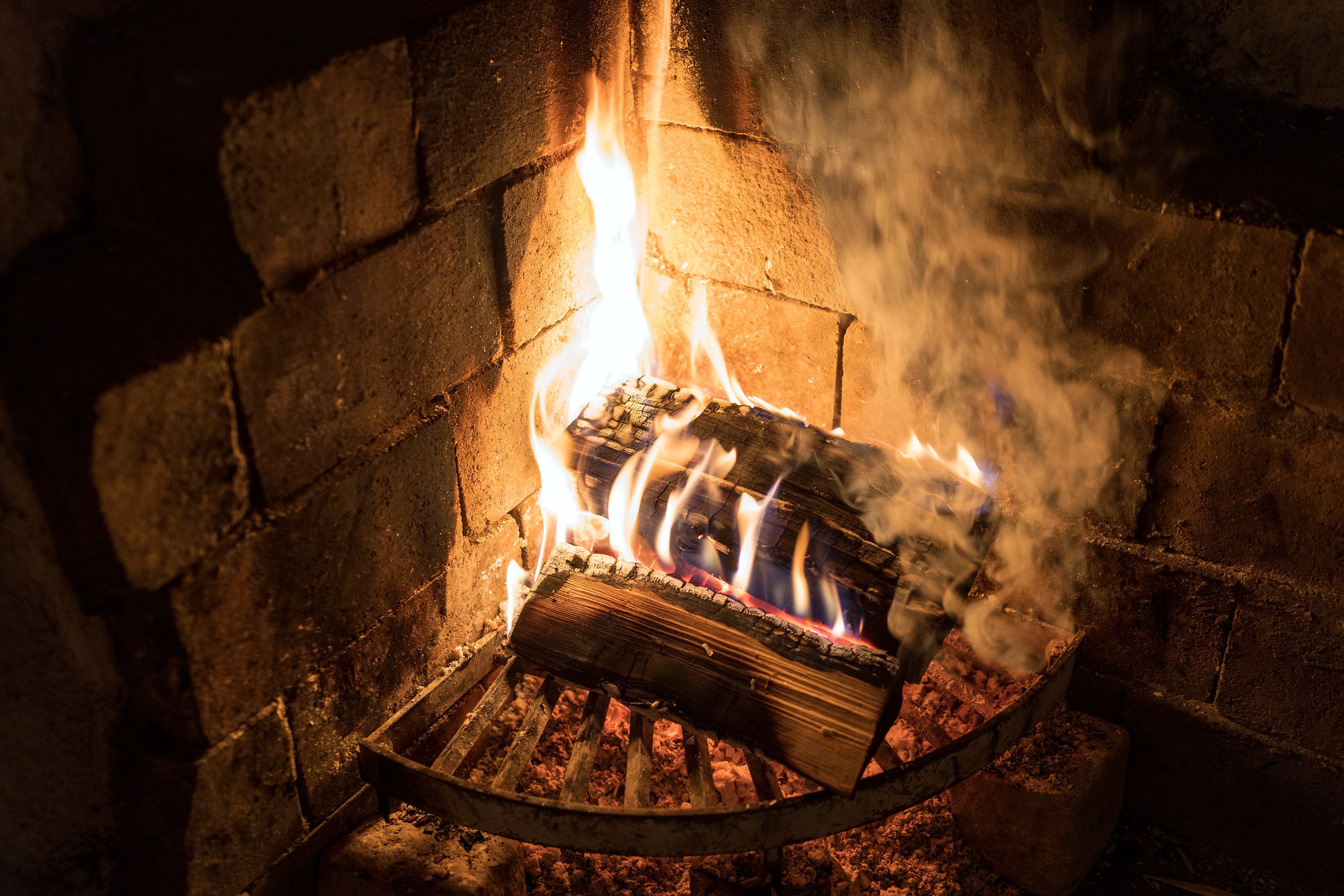 Brent barn skyr flammen, men kaldt barn setter seg så nærme som mulig. 