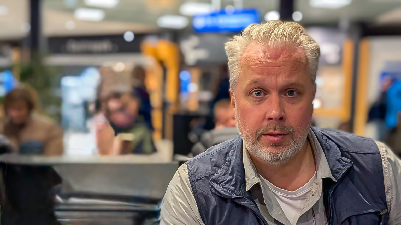 Regissør Finn-Erik Rognan og TV 2 har brukt skjult kamera for å dokumentere Christian Sønstebø i «Kollaps – Profeten i Bærum». Resultatet er en god dokumentar, men hovedpersonen har allerede tatt TV 2 for retten og vil ha serien stoppet.