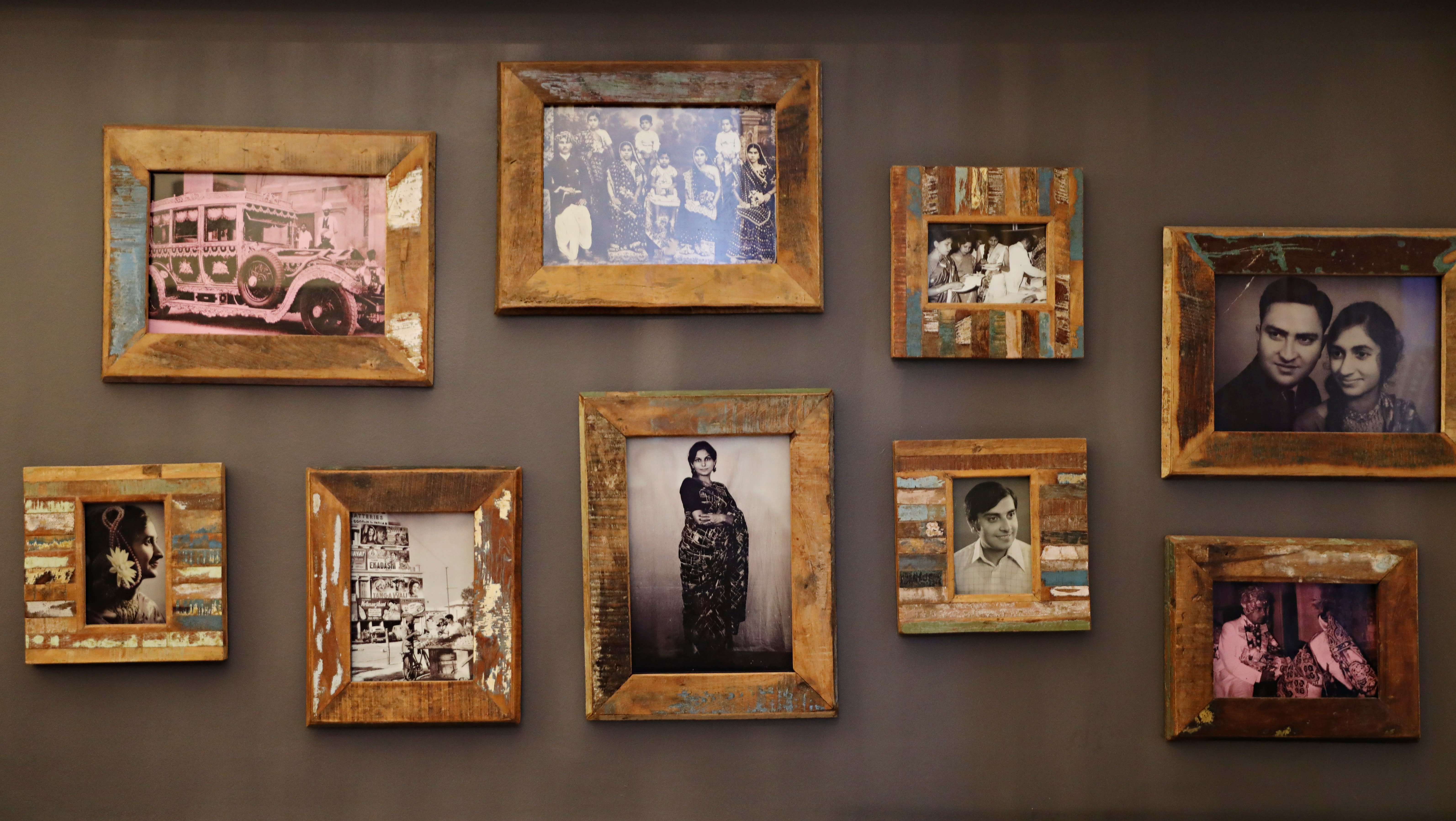 Fotografier gir en hjemmekoselig stemning i det trange lokalet.