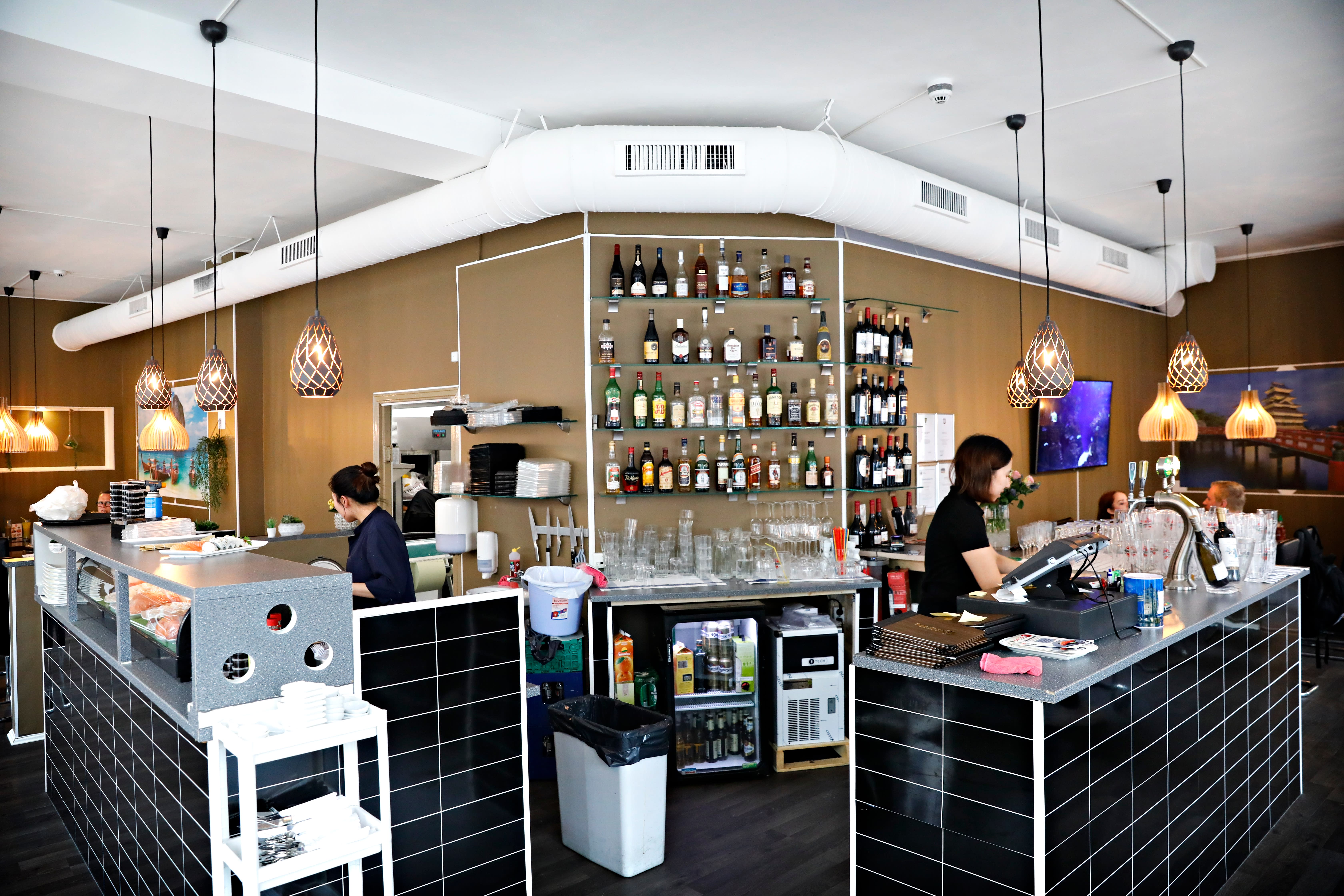 Mye av aktiviteten på Sea Sushi skjer rundt den store, sentrale baren. 