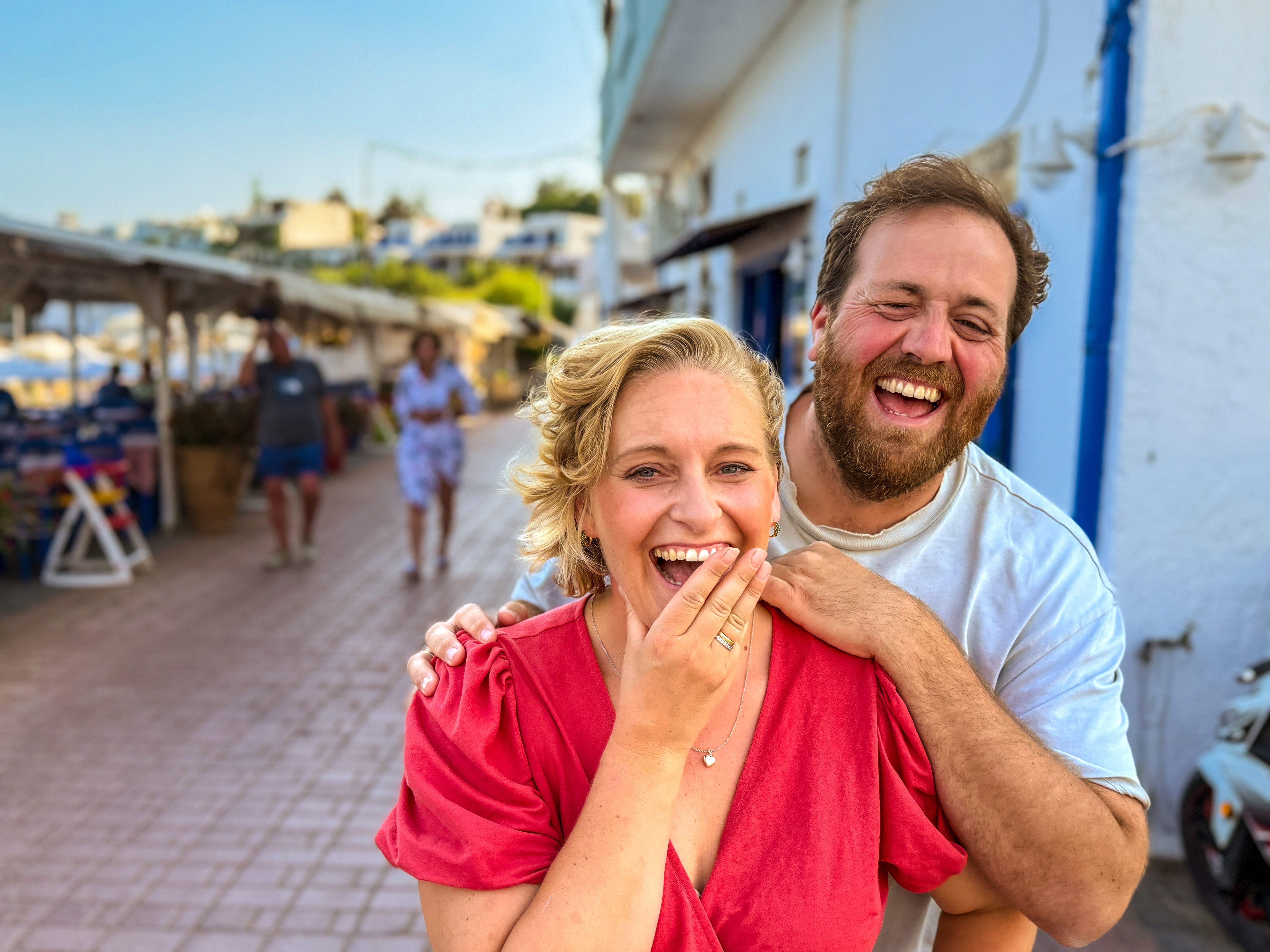 Ekteparet Tuva Fellman (38) og Ronny Brede Aase (39) fantaserer om å kjøpe et lite hotell i Hellas.