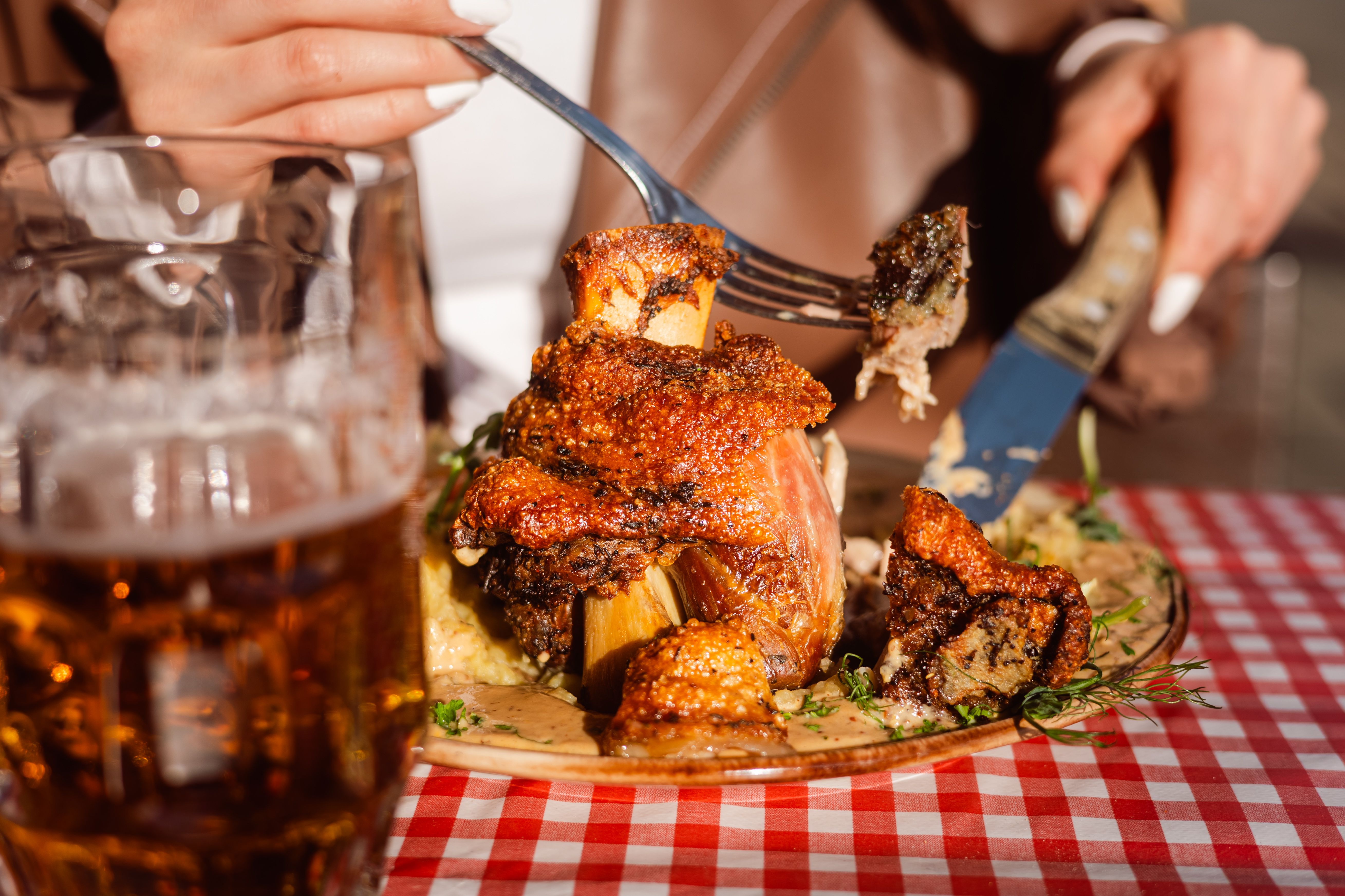 Svineknoke med svor på Den glade gris. 