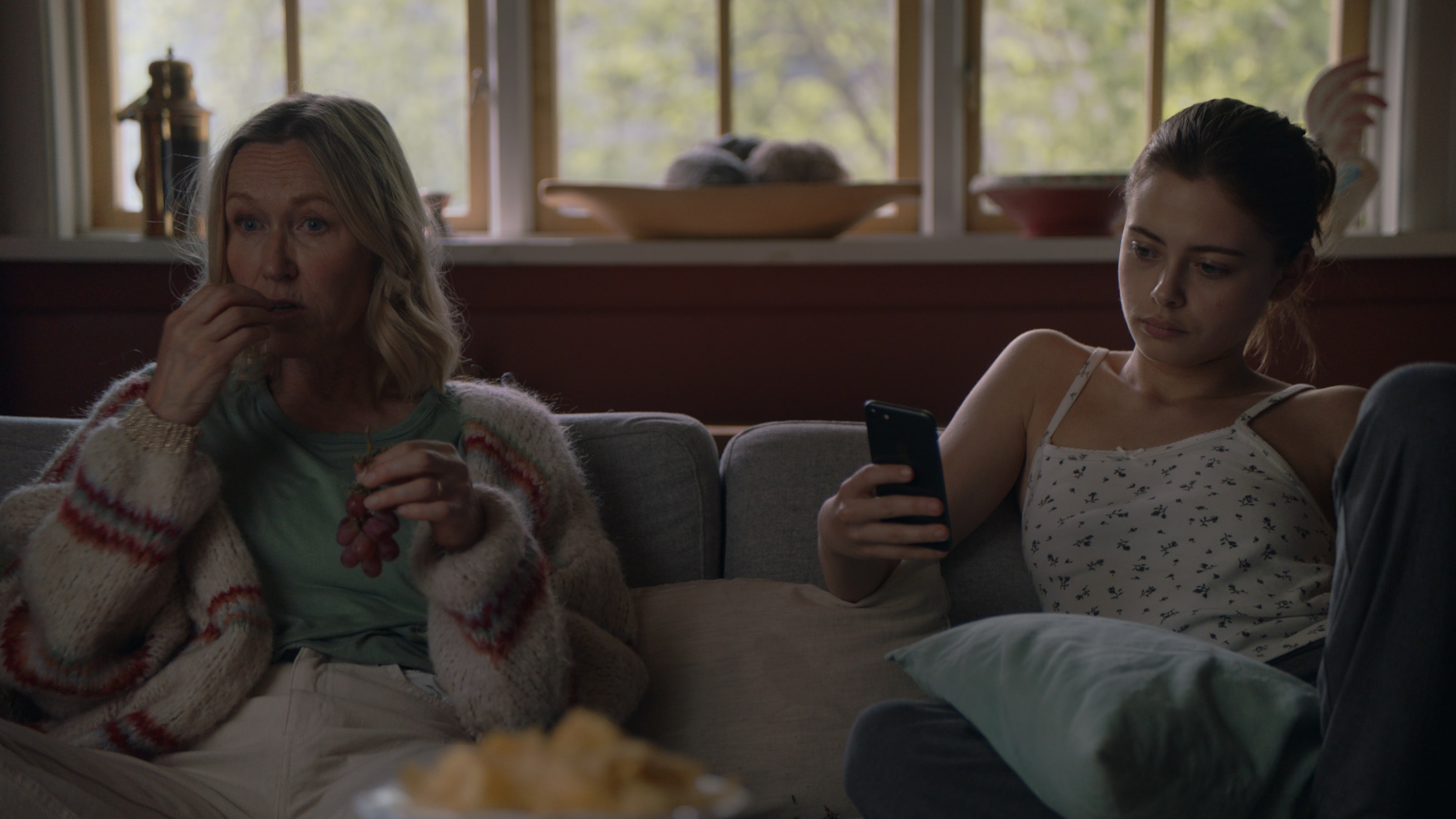 Trine Wiggen (t.v.) er praktfull som Idas selvopptatte mor. 