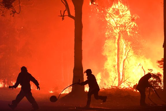 Brannmenn flykter i Australia