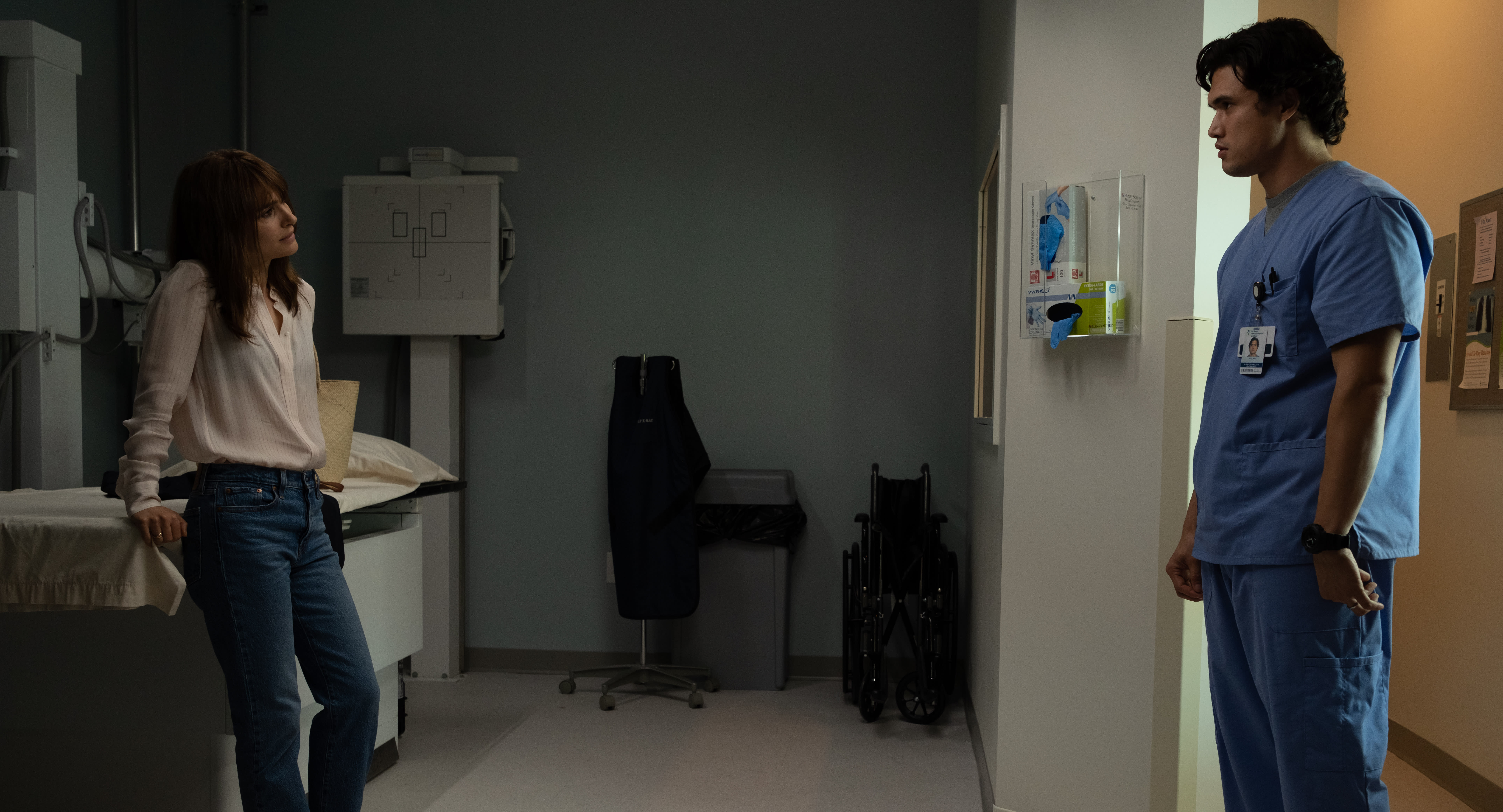 Skuespiller Elizabeth (Natalie Portman) besøker Joe (Charles Melton) på jobb for å bli bedre kjent med ham. 