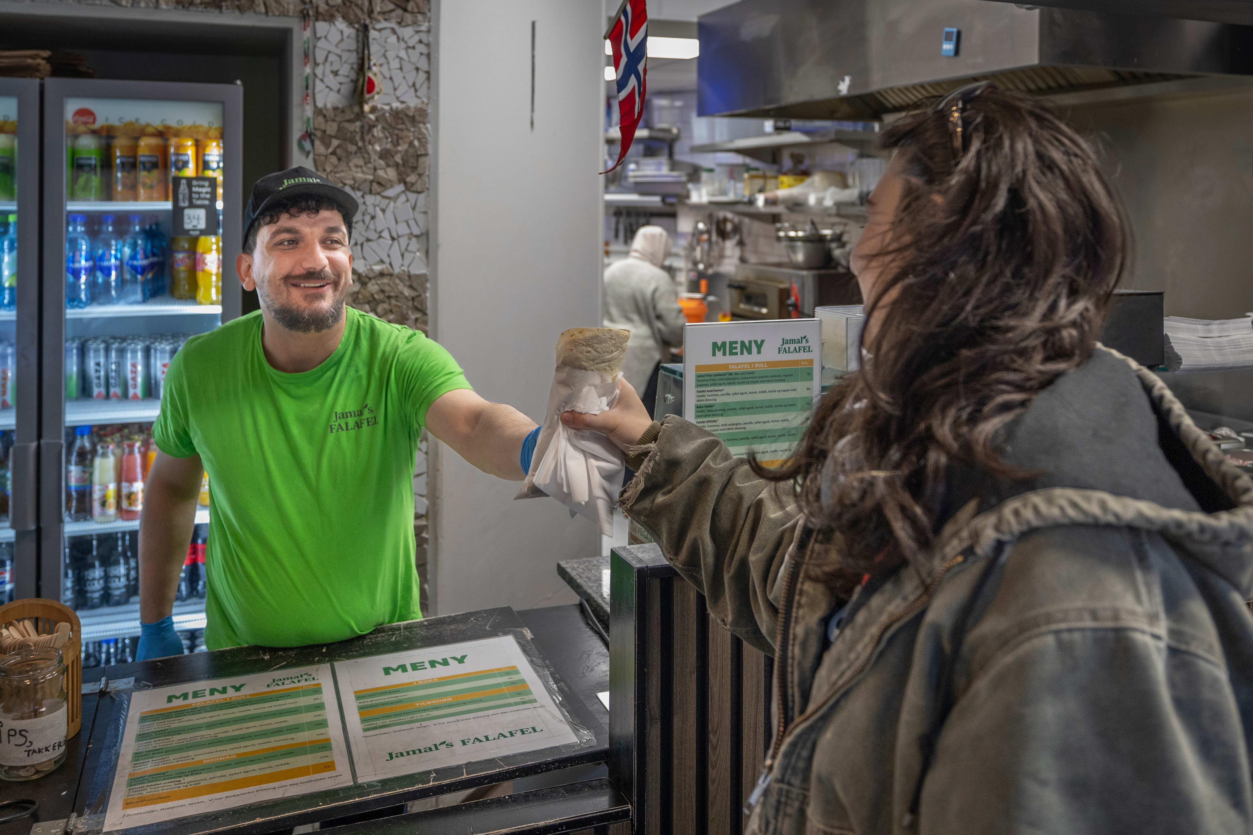 Mest takeaway, men også noen sitteplasser foran det åpne kjøkkenet.