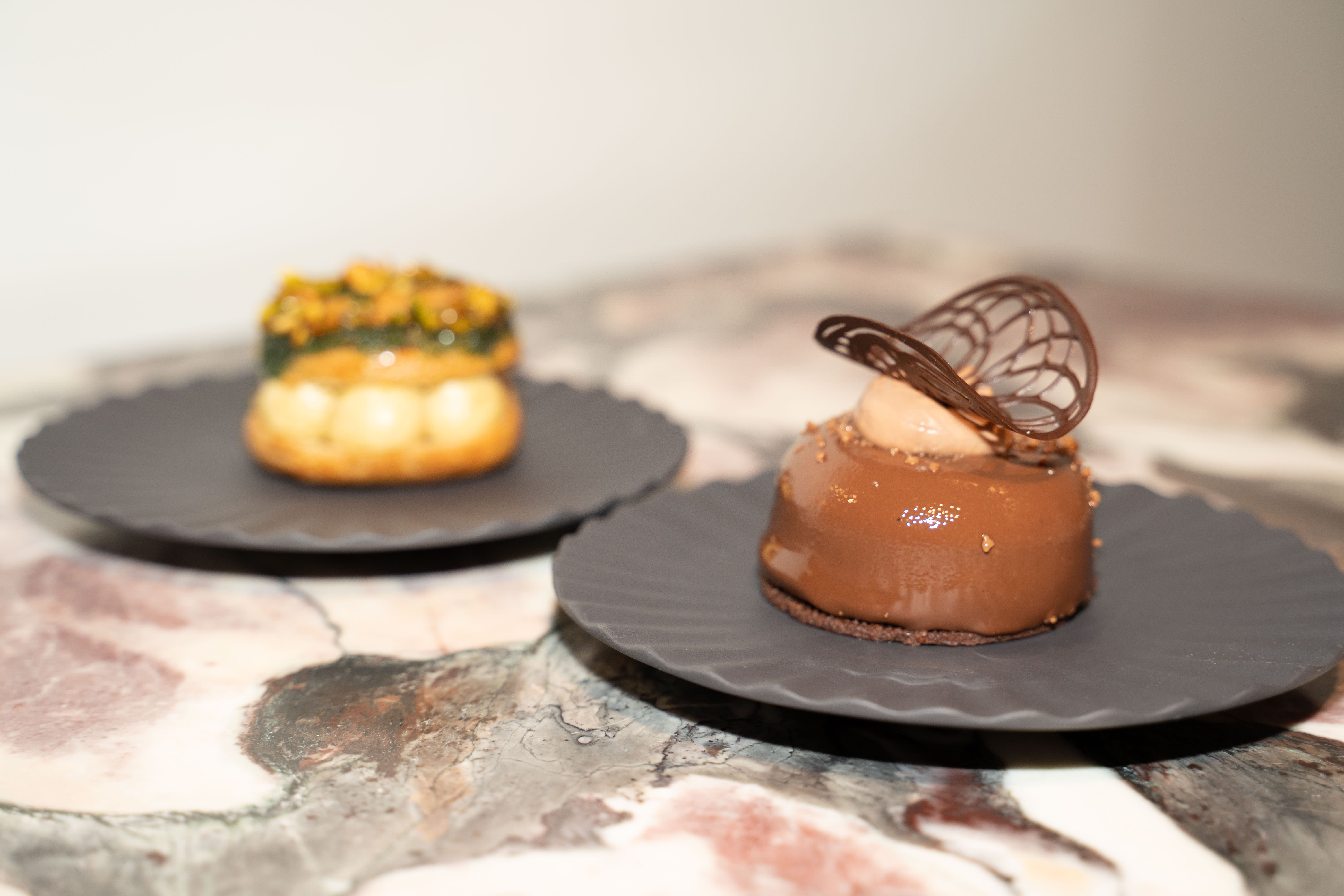 Paris brest pistache og Beloha – en terte med sjokolademousse.