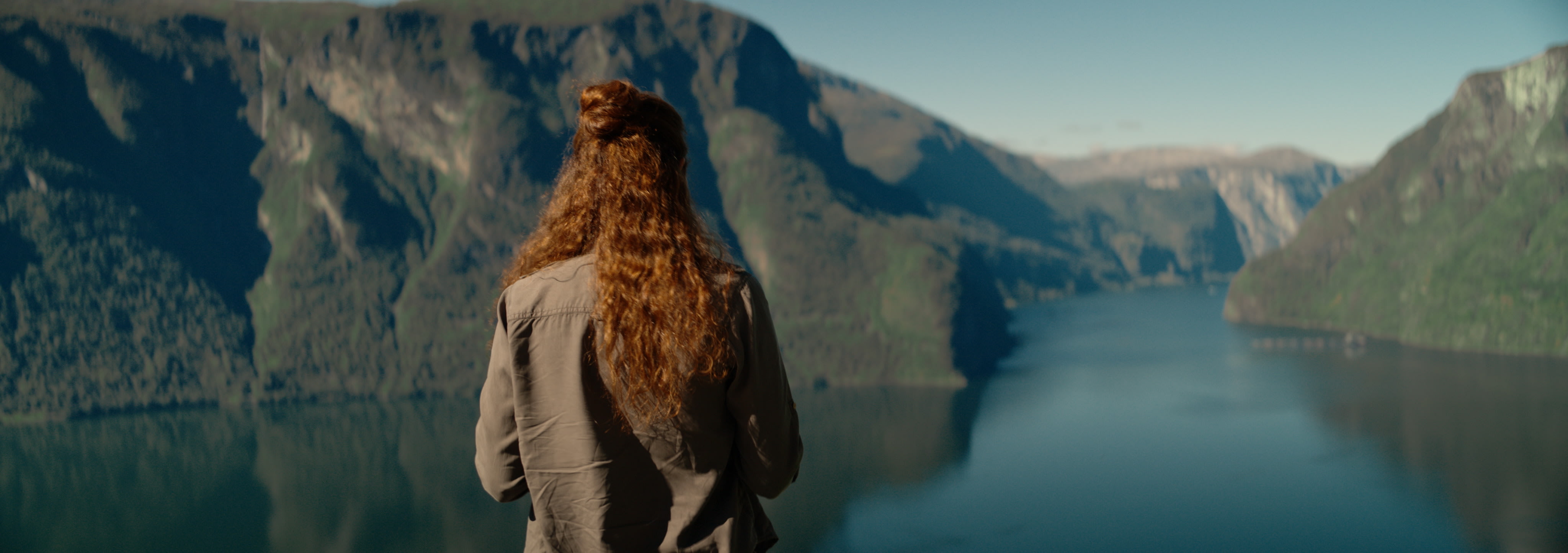 Hovedpersonen Johanne (Sara Khorami) jobber ved Havforskningsinstituttet. Hun sendes på inspeksjon til oppdrettsanlegget ved Sognefjorden. 