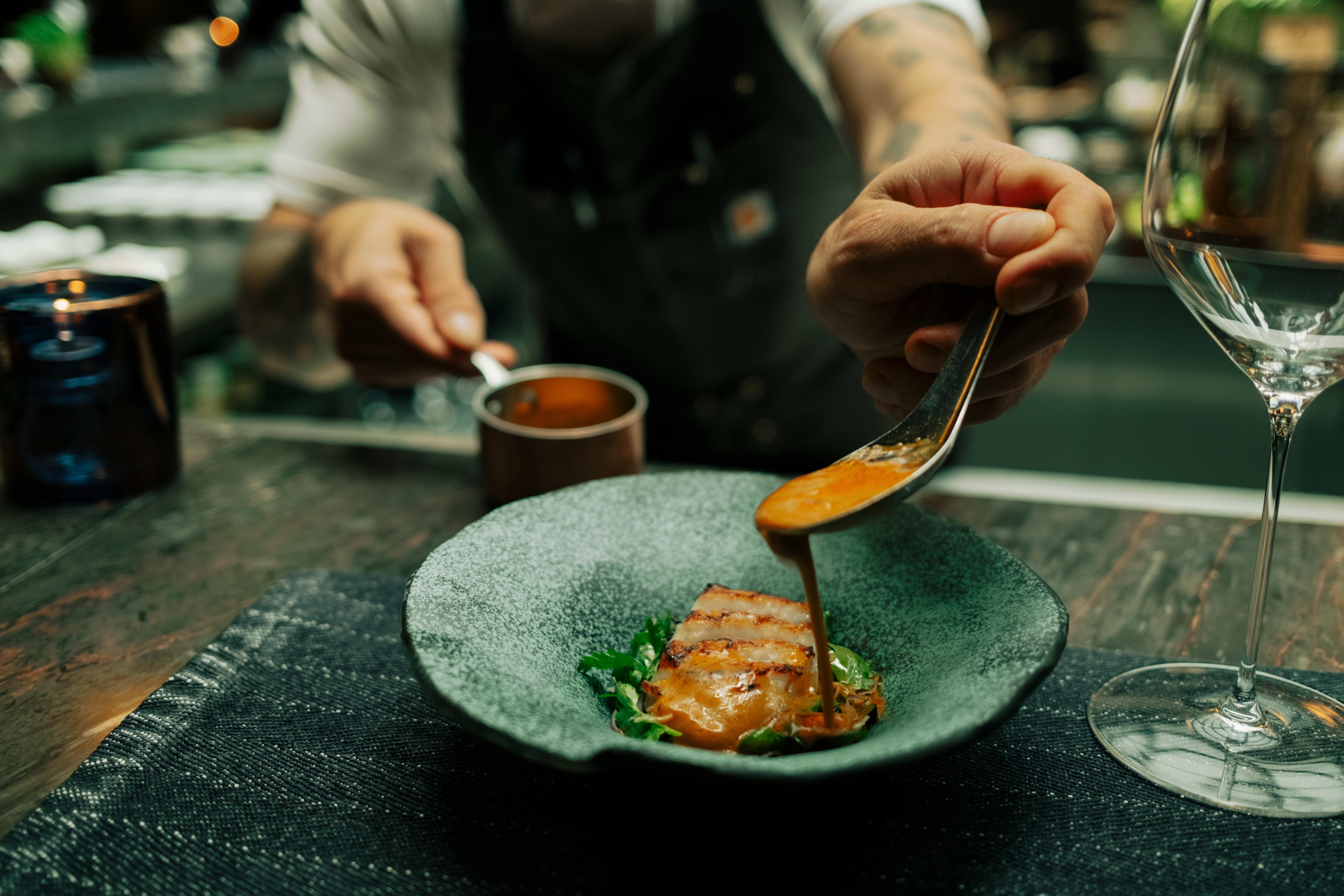 Kamskjell med rød chilisaus. 