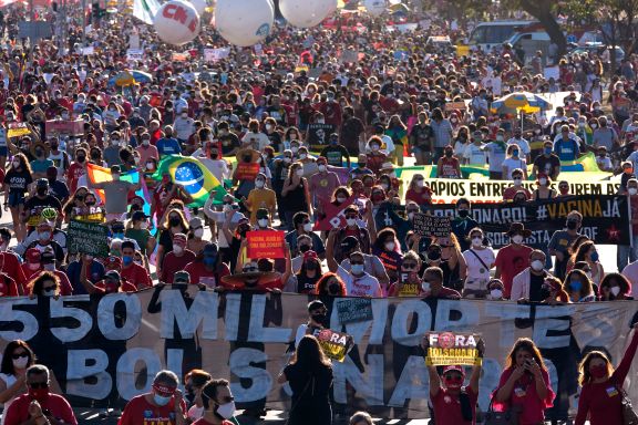 Store protester i Brasil mot Bolsonaros pandemihåndtering