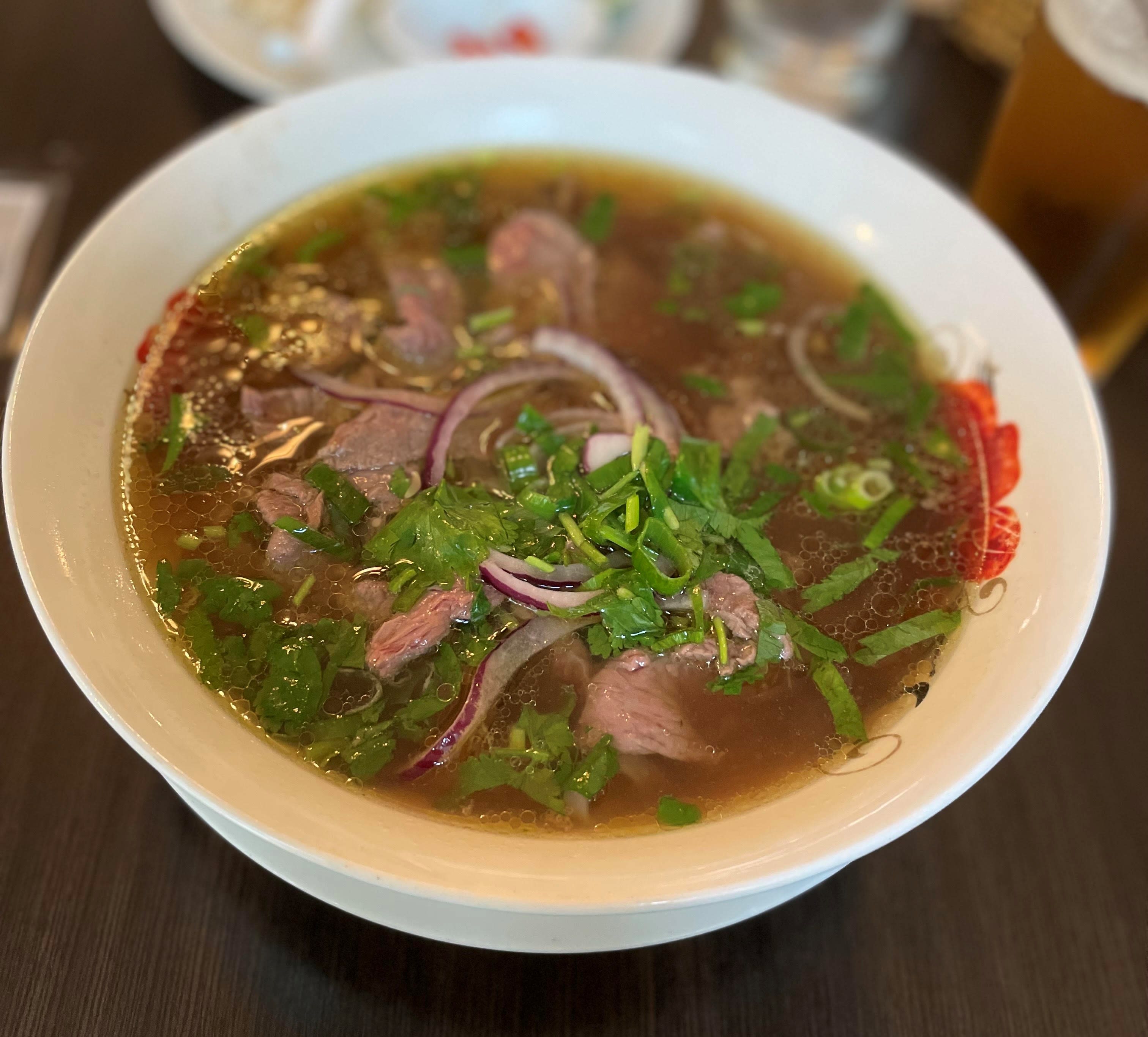 Pho-suppe varmer godt i høstmørket. Du får også mye mat for pengene.