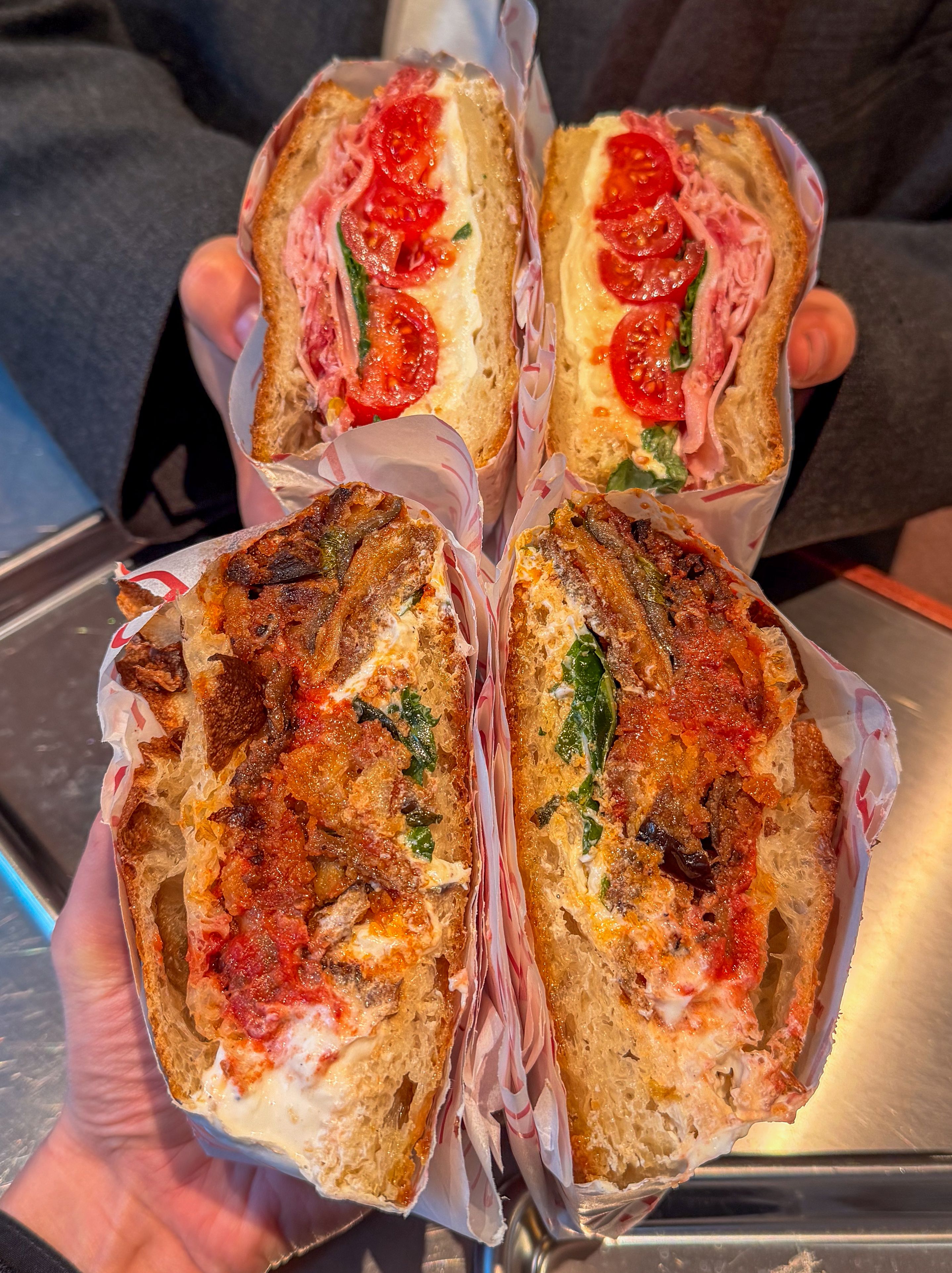 «More is more» kostet 165 svenske kroner, og «Melanzane» betaler vi 175 for. Veldig bra focaccia.