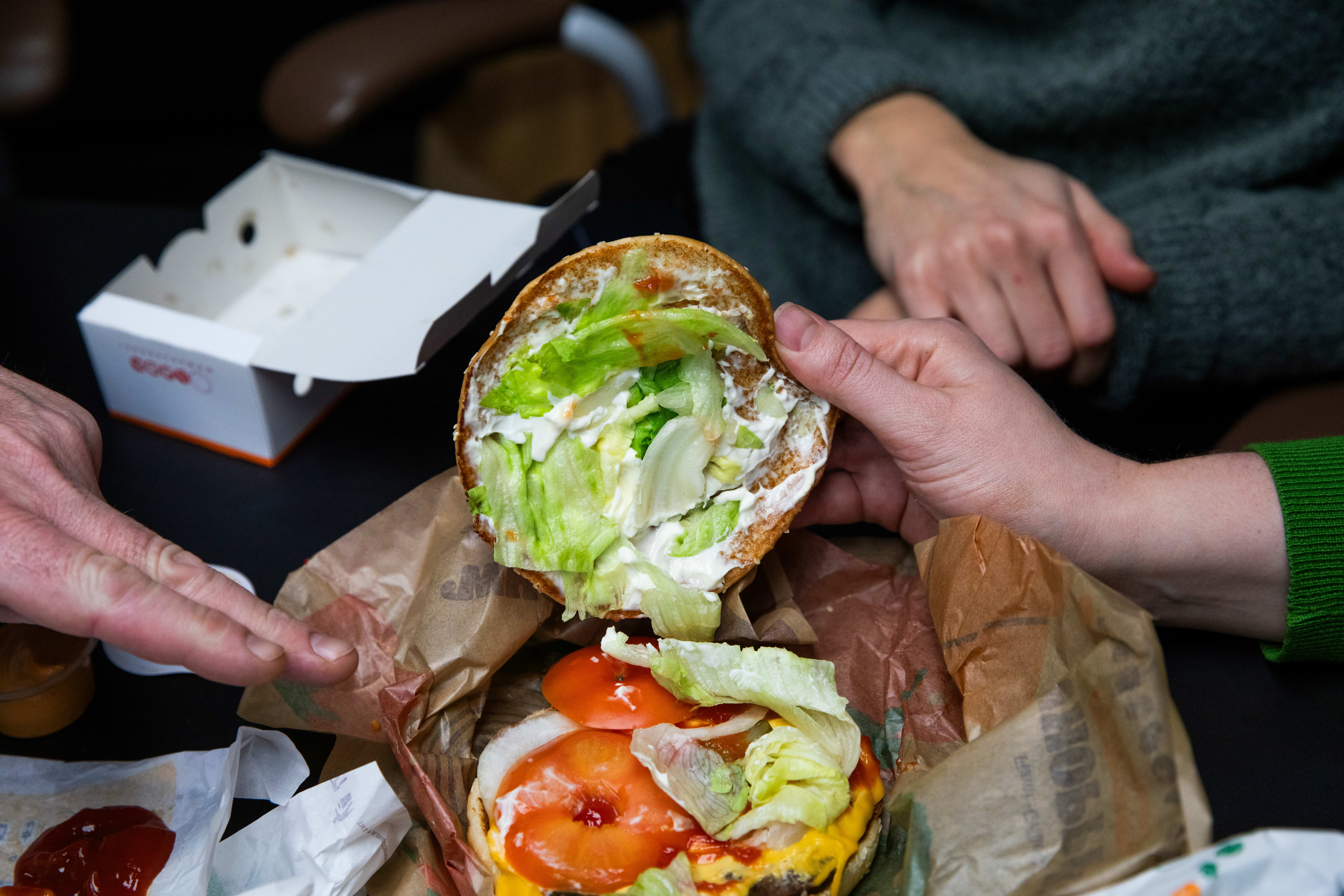 Whopper cheese fra Burger King får pluss for varierte grønnsaker.