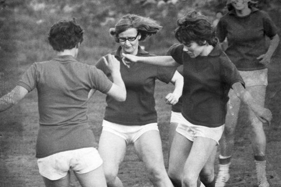 Argumentene mot jentefotball provoserte Jan Reidar Rasmussen i 1975: – Flere i salen holdt innlegg som var helt horrible