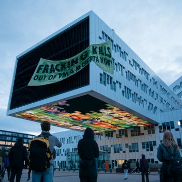 Miljøaktivister tok seg opp på taket til Equinor på Fornebu
