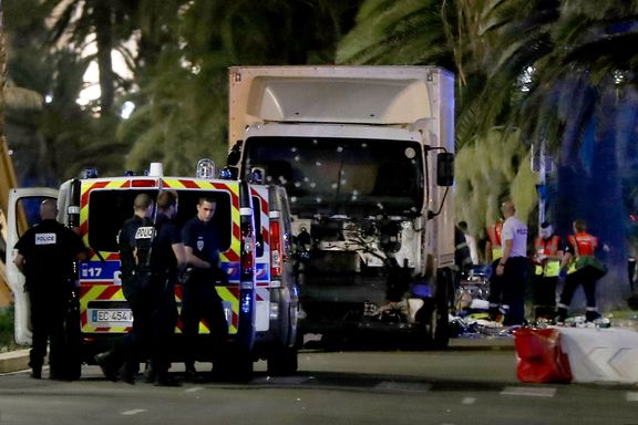 Minst 84 personer er døde etter at lastebil kjørte inn i folkemengde i Nice