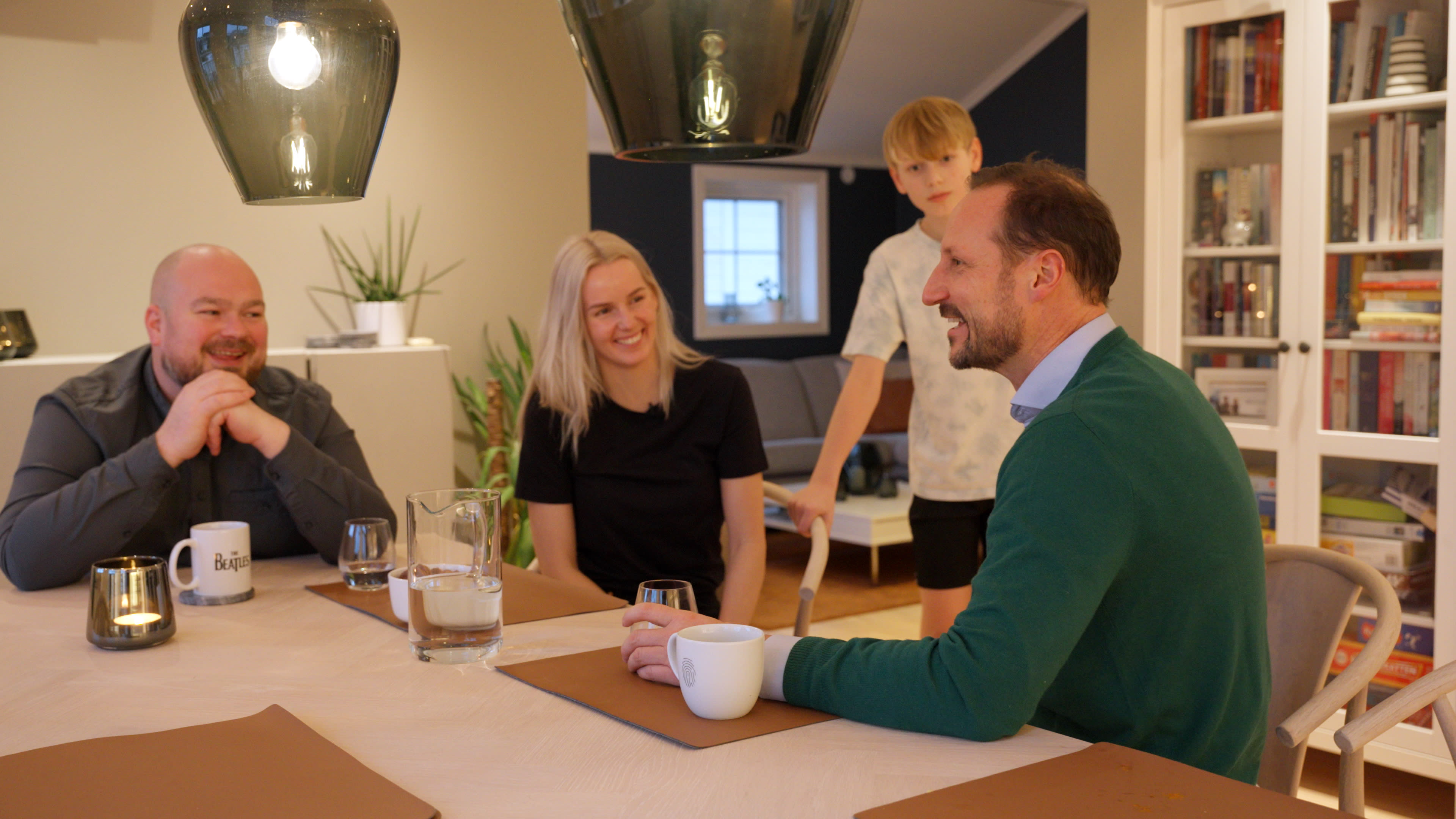 Kronprinsen er invitert på taco hjemme hos Sigurd Sævareid og Henriette Thorsen på Stord. Barna i huset heter Mathias og Alexander. 