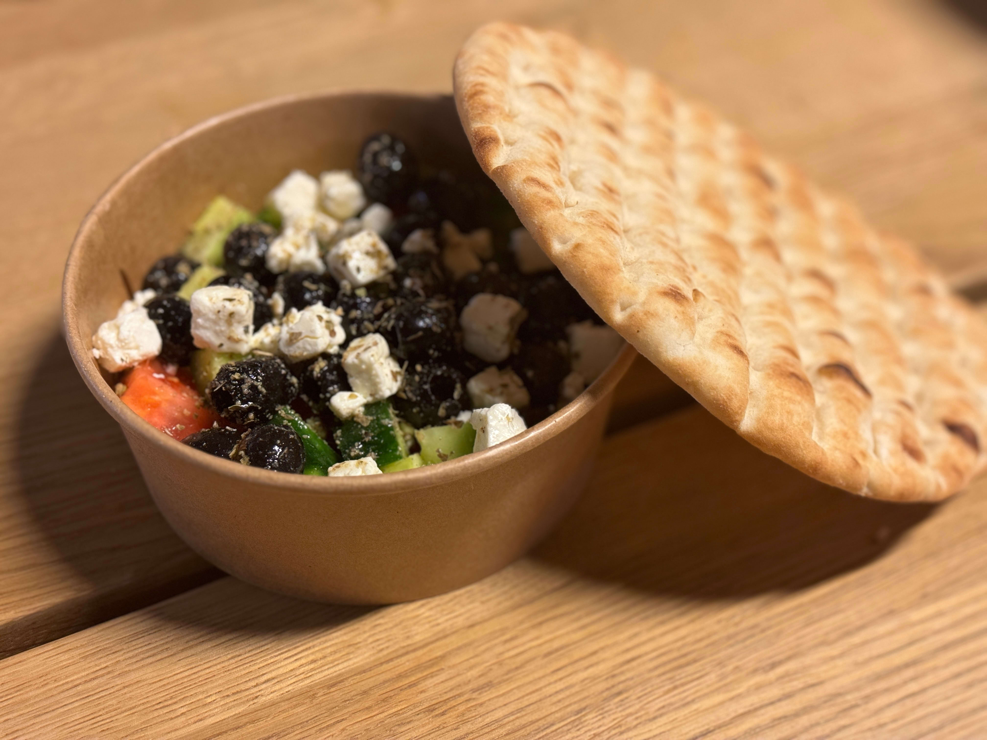 Gresk salat med brød.