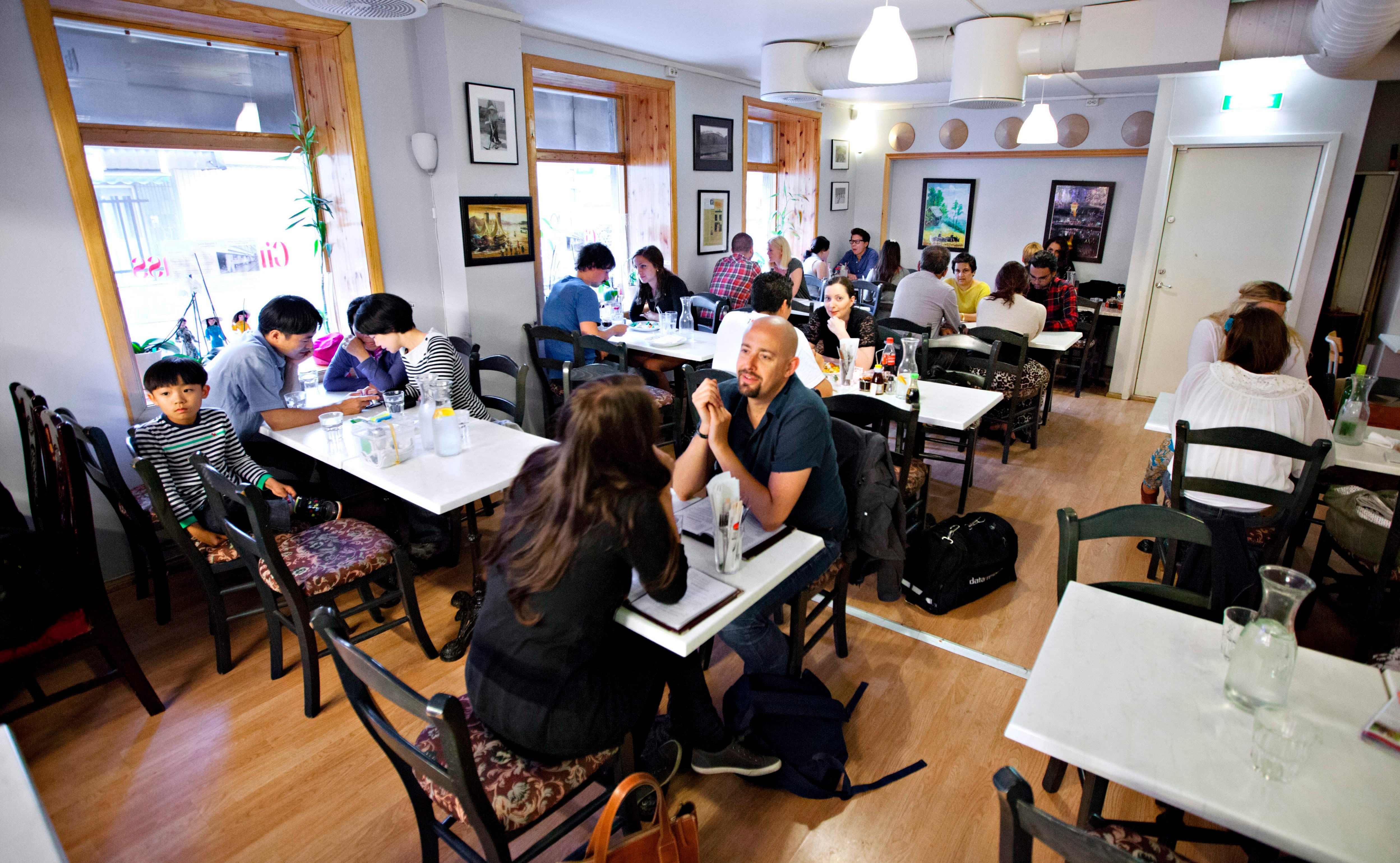 Det er trangt, men hyggelig på Lille Saigon.