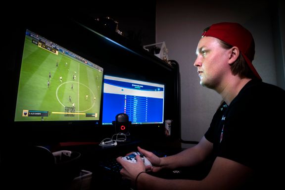 Har kontraktstilbud fra eliteserieklubb: Sondre (22) satser alt på å bli proff i FIFA 