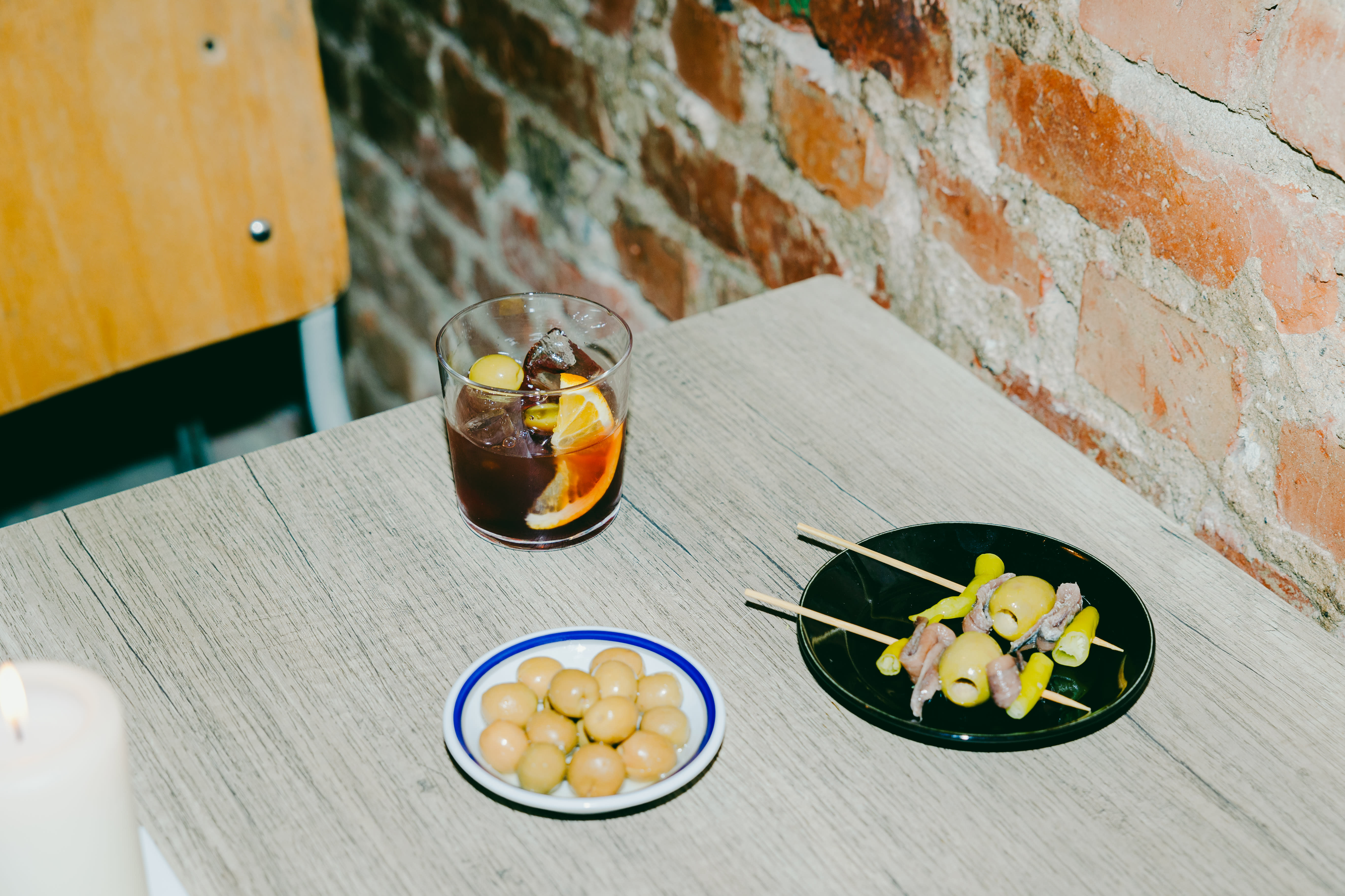 På menyen finner du Gilda – en spansk tapasrett med grønn chili, ansjos og oliven.