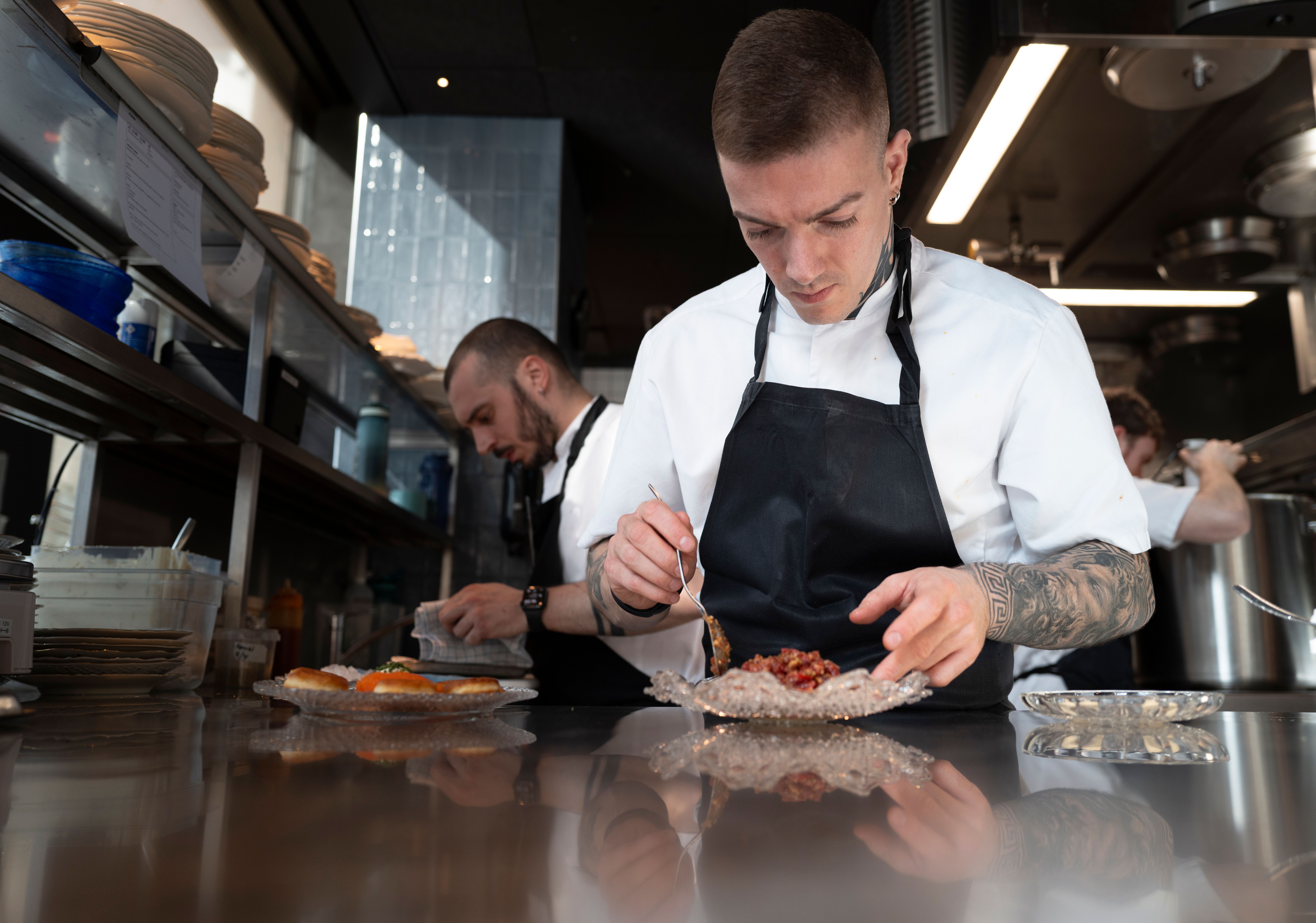 Spanske Moises Alajarin er kjøkkensjef på Palate. Han anslår at omtrent 90 prosent av gjestene deres er nordmenn.