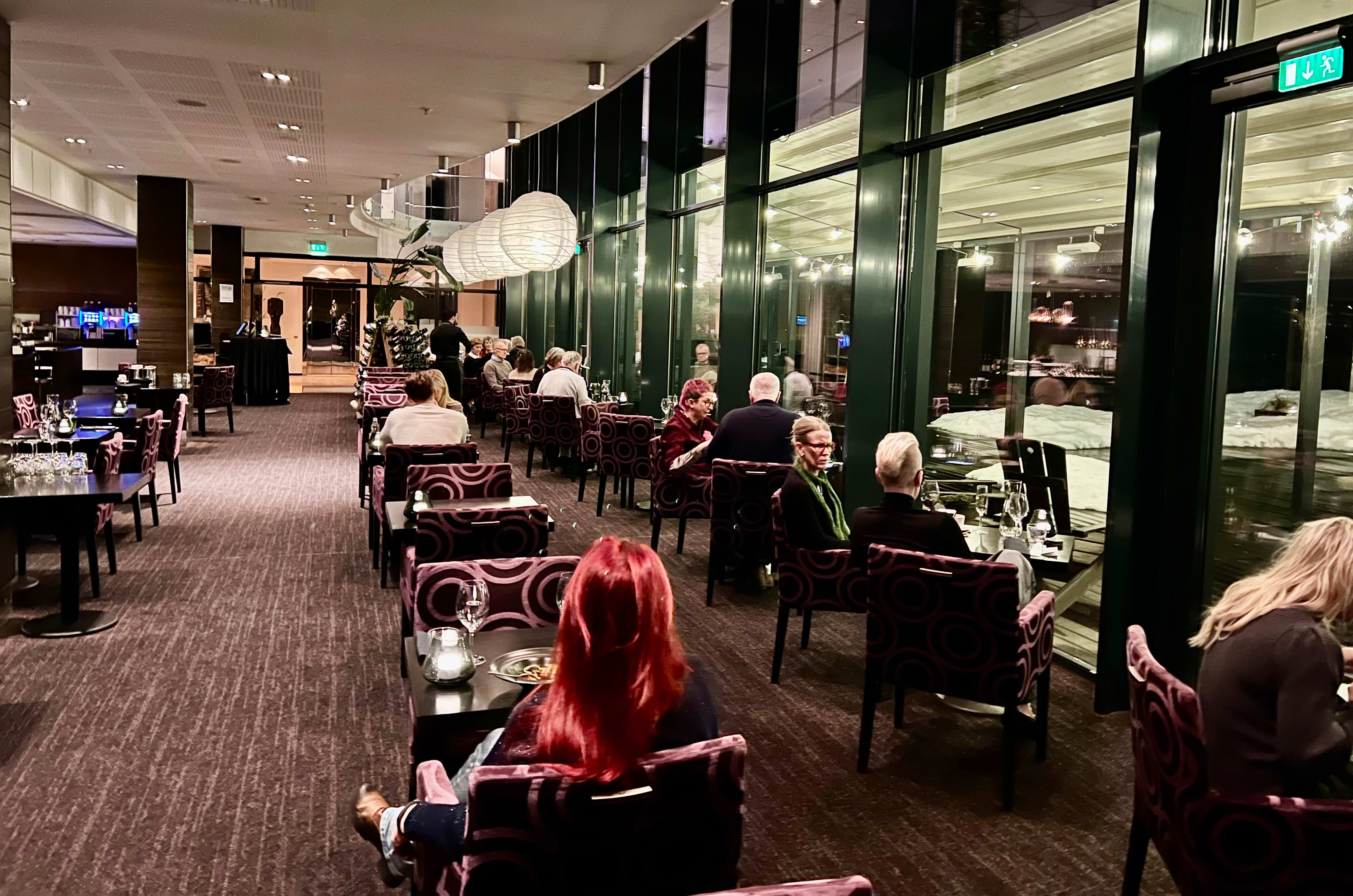 Avlangt spisested med utsikt til stranden. 