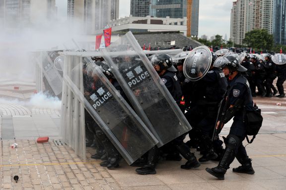 Rett utenfor Hongkong trener kinesisk politi på å slå ned protester