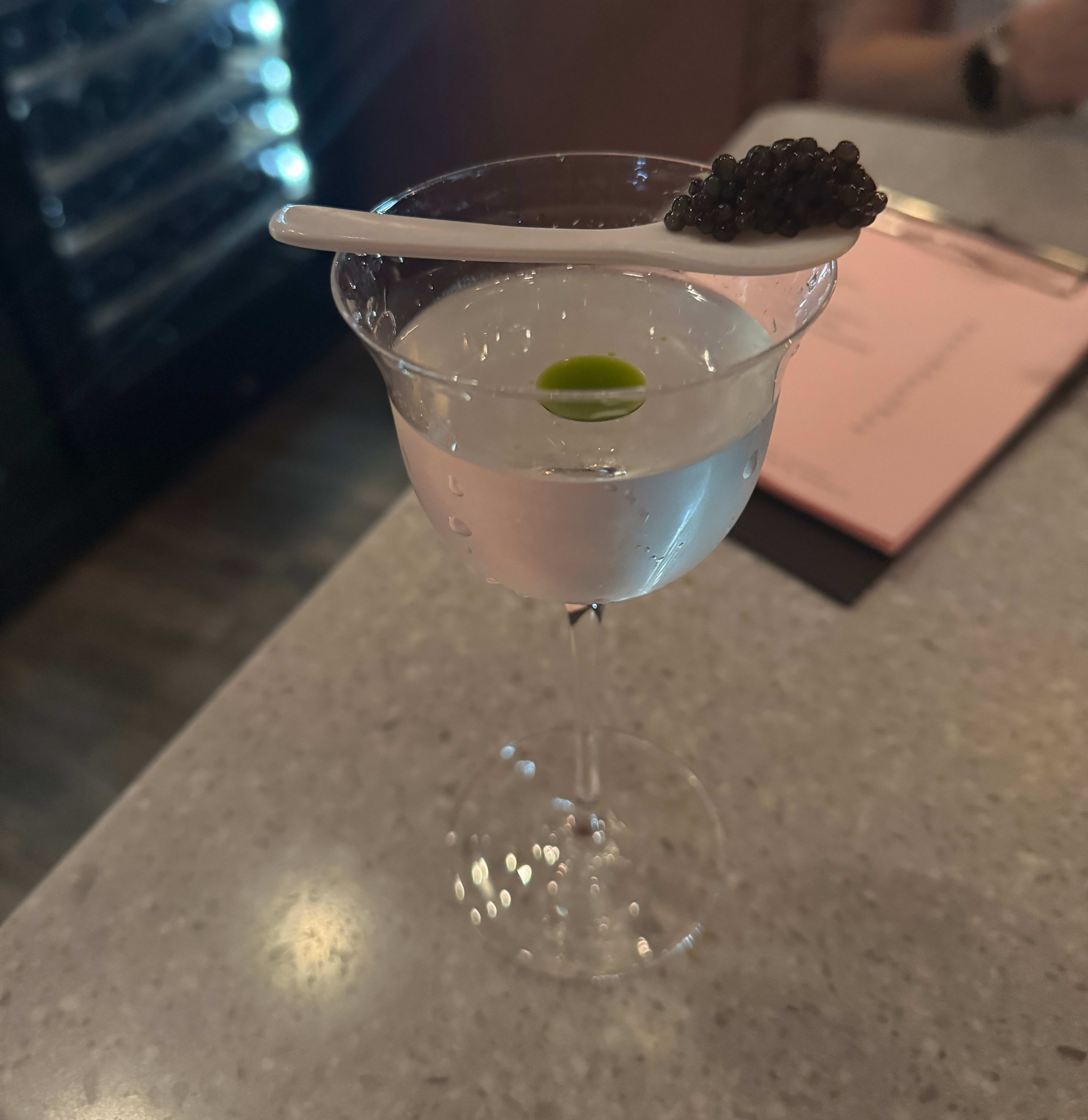 Dry martini med dillolje og Gastro Unika gold kaviar.