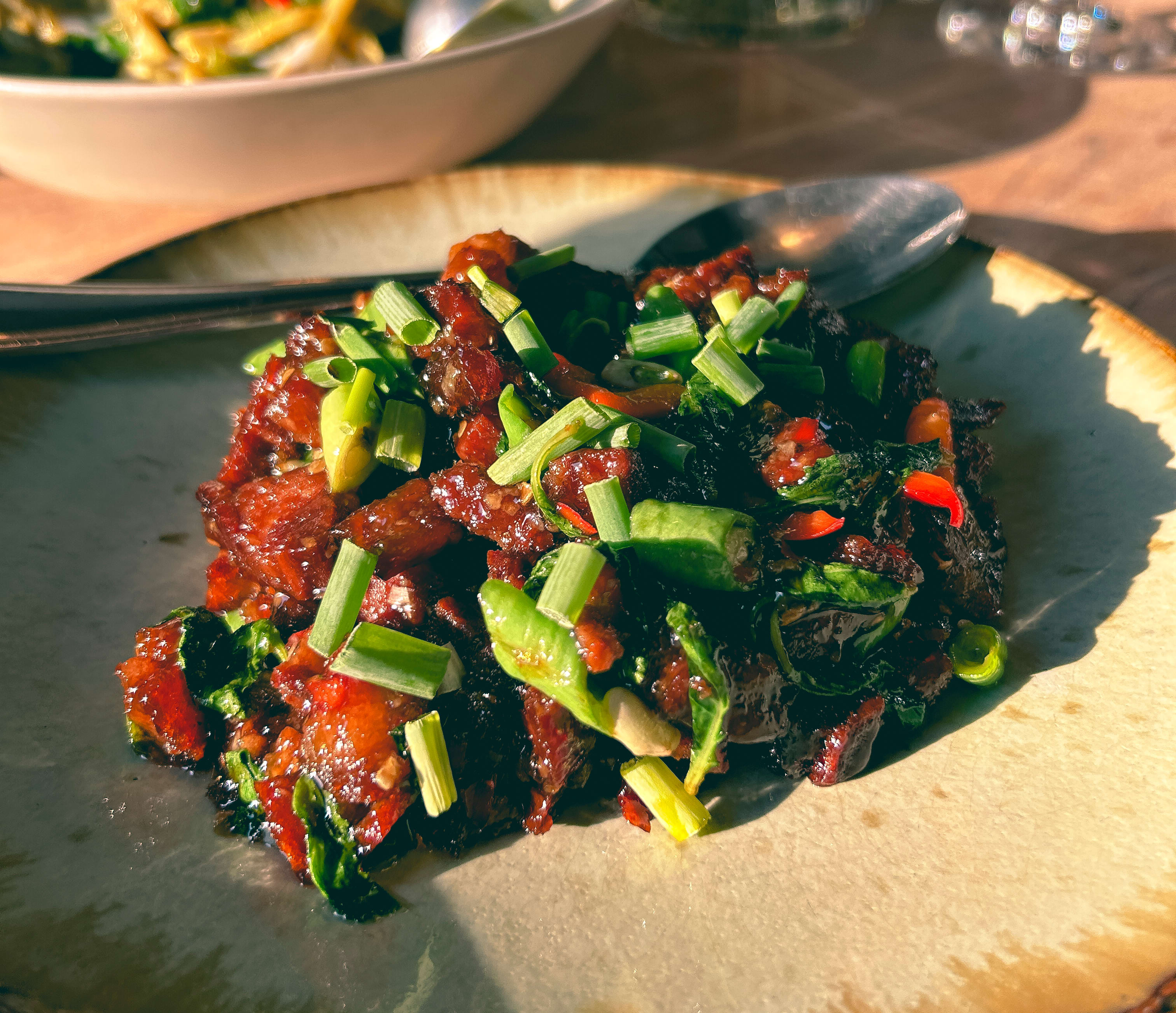 Woket svineribbe i søt og sterk saus fra Nam Fah.