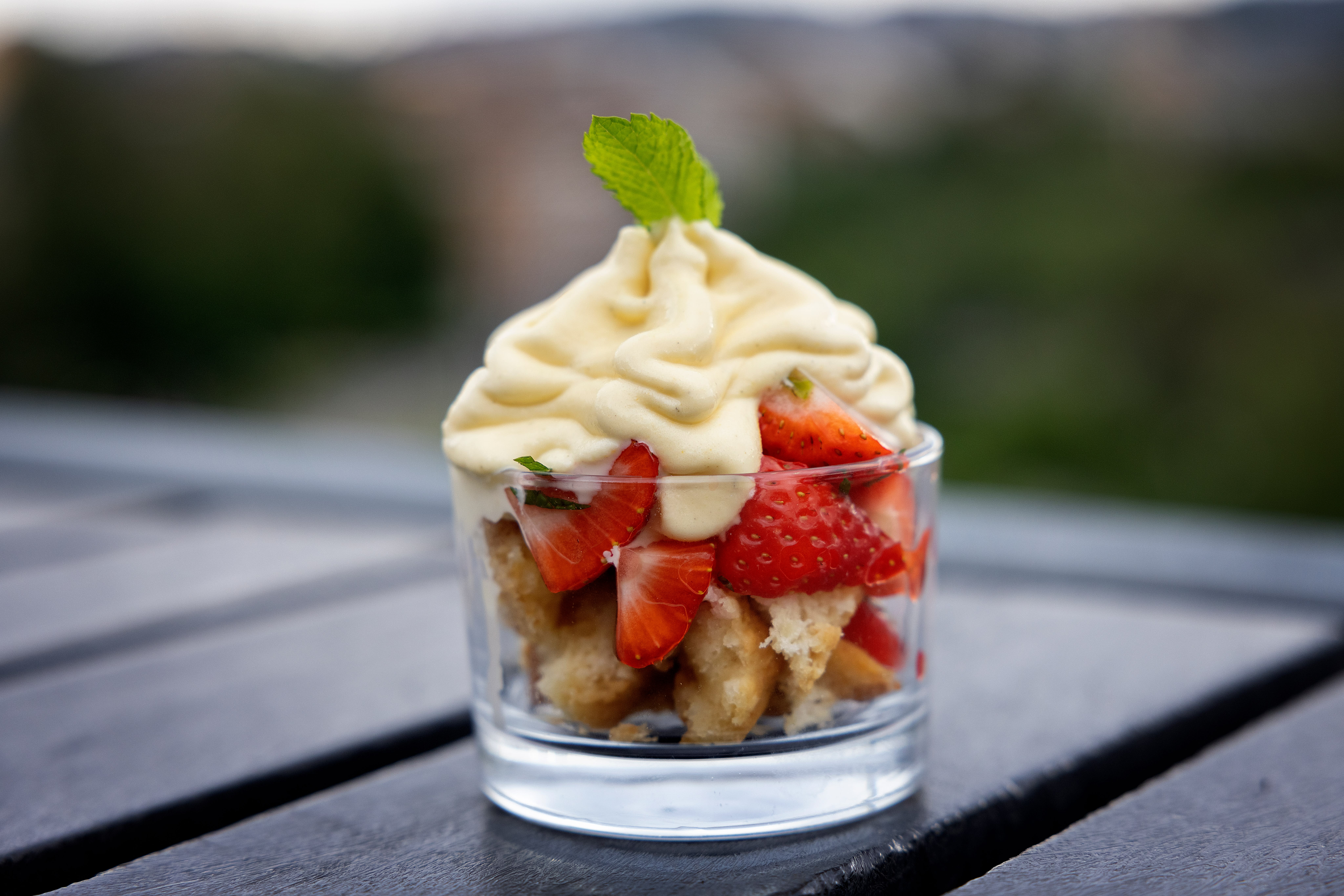 Jordbær, kjeks og softis. Sommer i et glass.